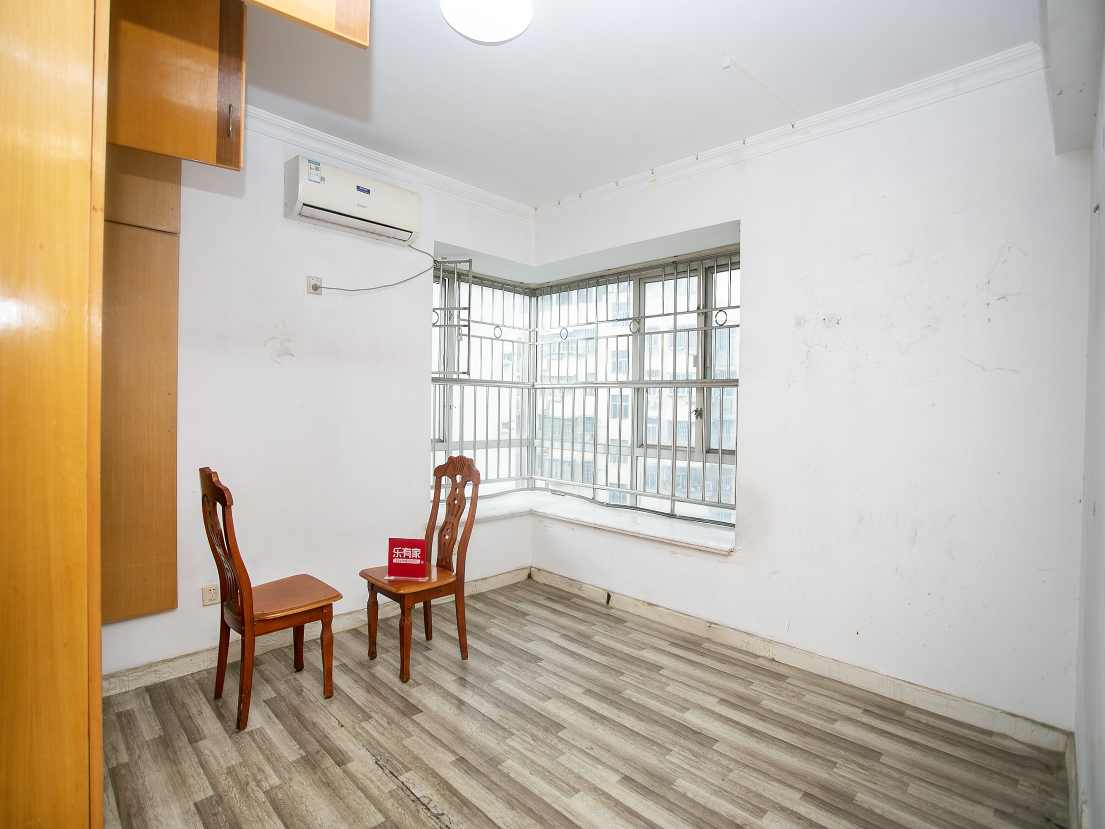 南山地铁口，电梯小高层，精装三房，南北通390可谈