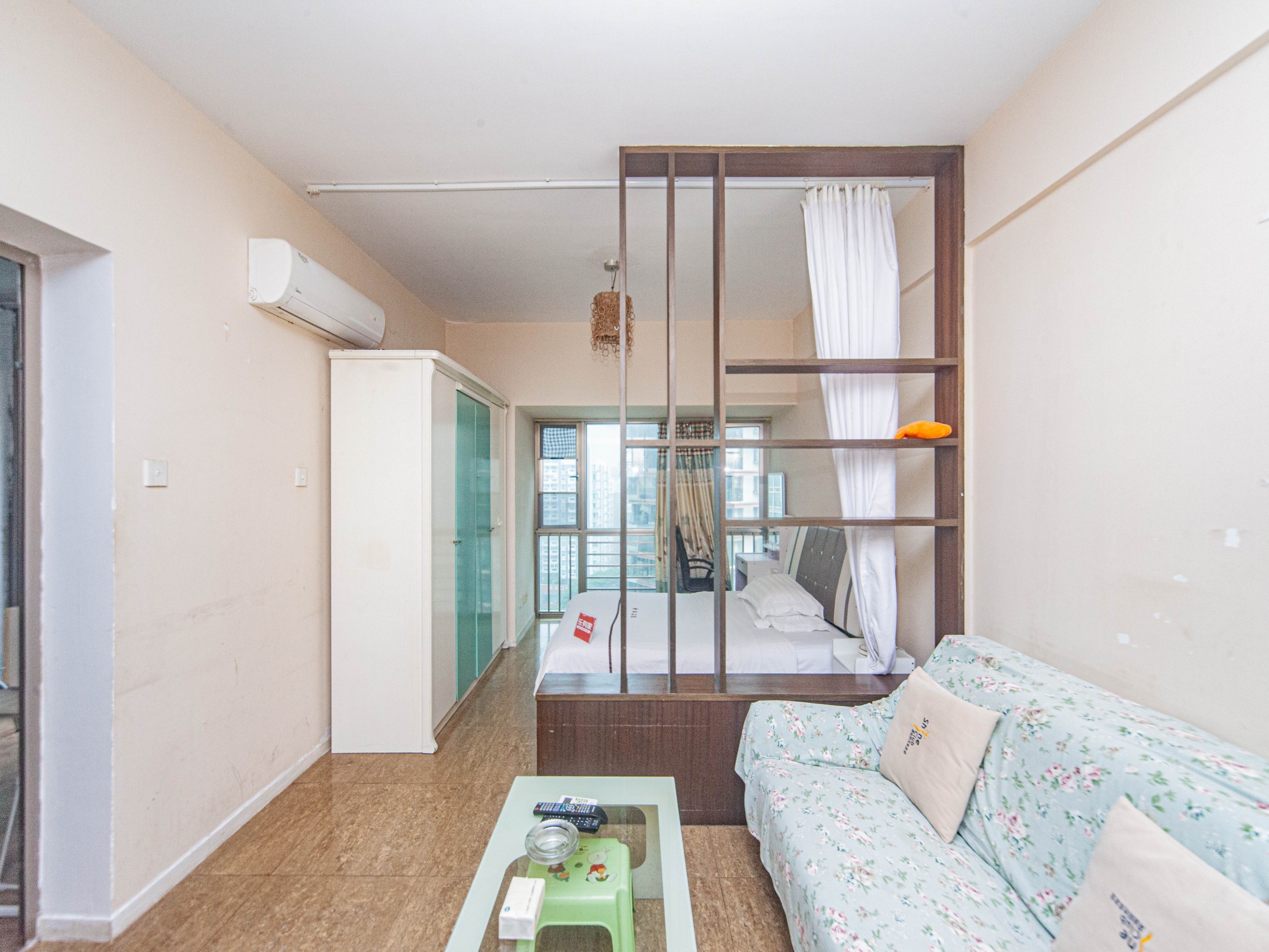 新一代国际公寓位于南海大道与东滨路的交汇处，旁边就