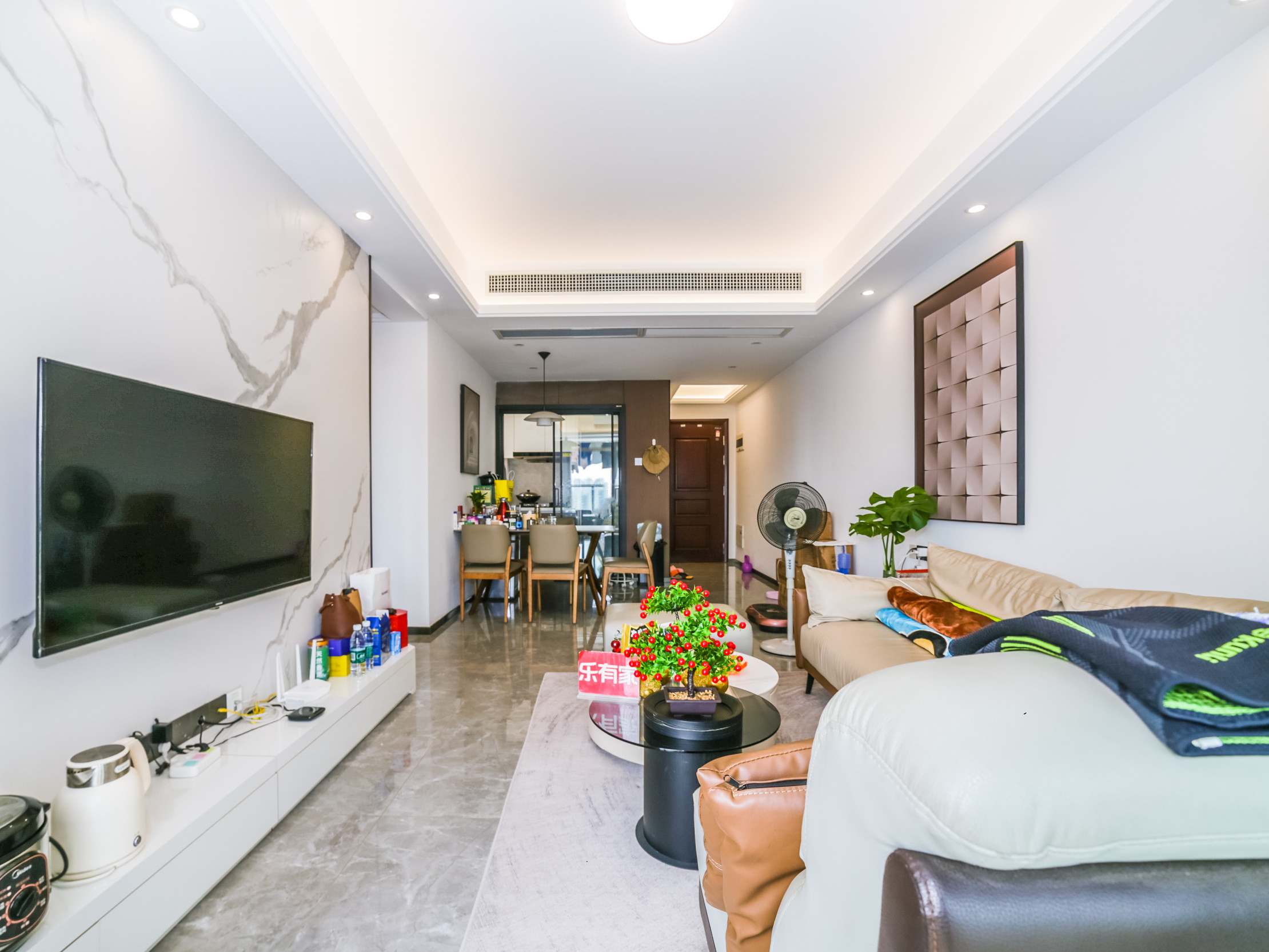 小区内有网球场、游泳池、蓝球场、华润万家、教育等生活