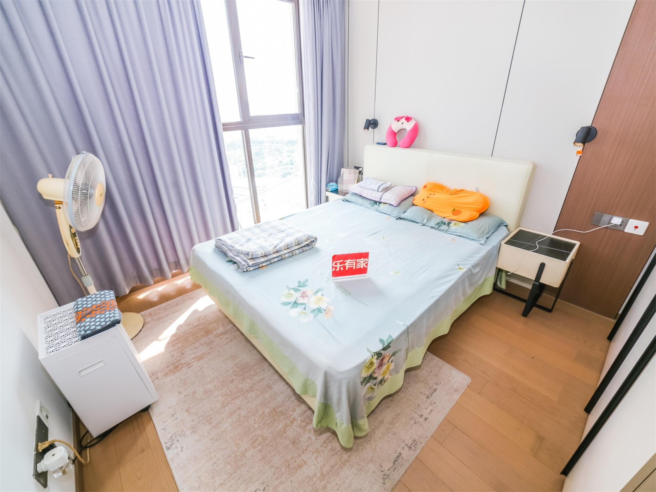 小区内有网球场、游泳池、蓝球场、华润万家、教育等生活