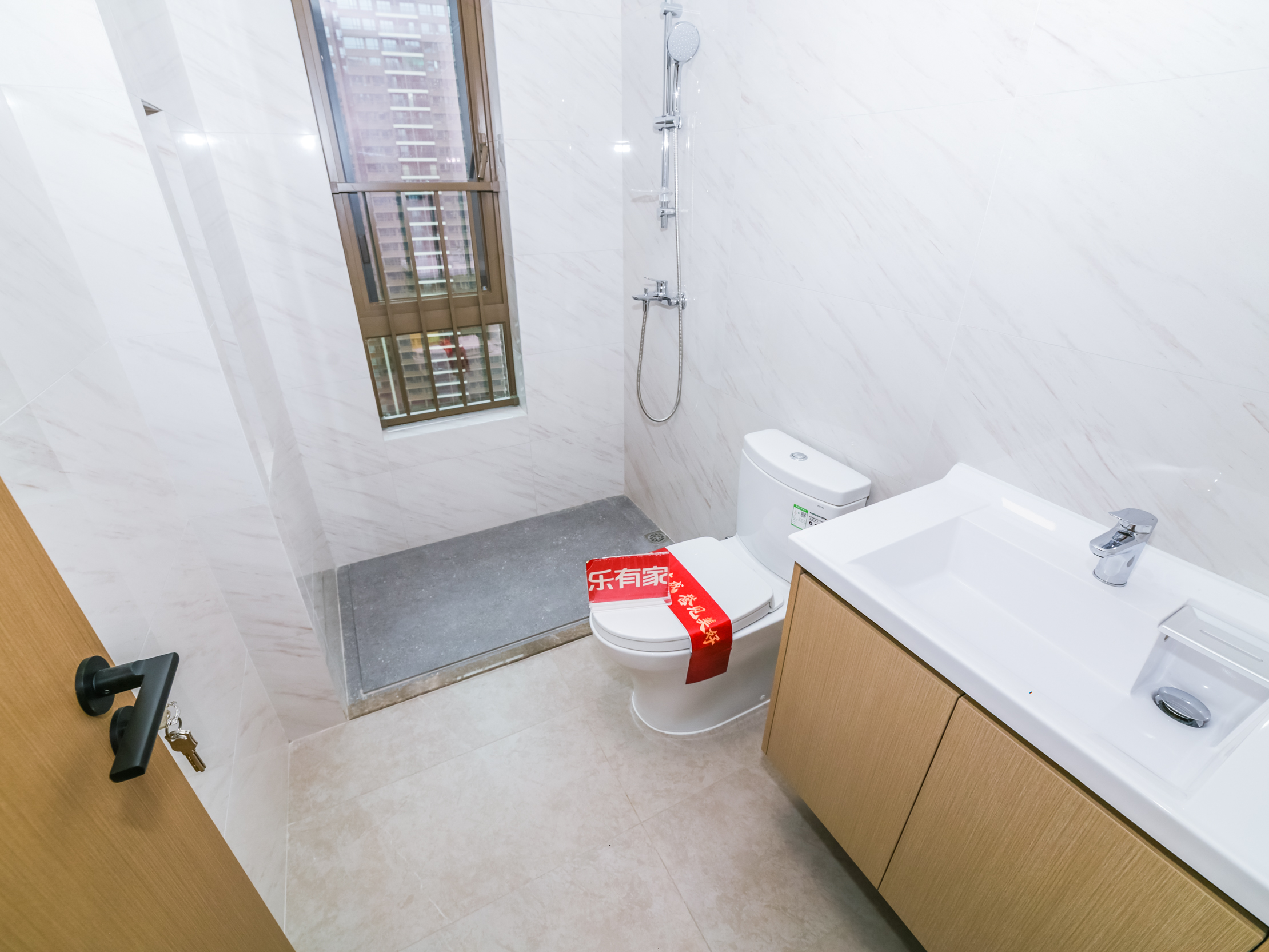 诚心出售珈誉时尚花园，方正户型，通风采光佳，车位充足，带地面花园，近地铁，生活便利。