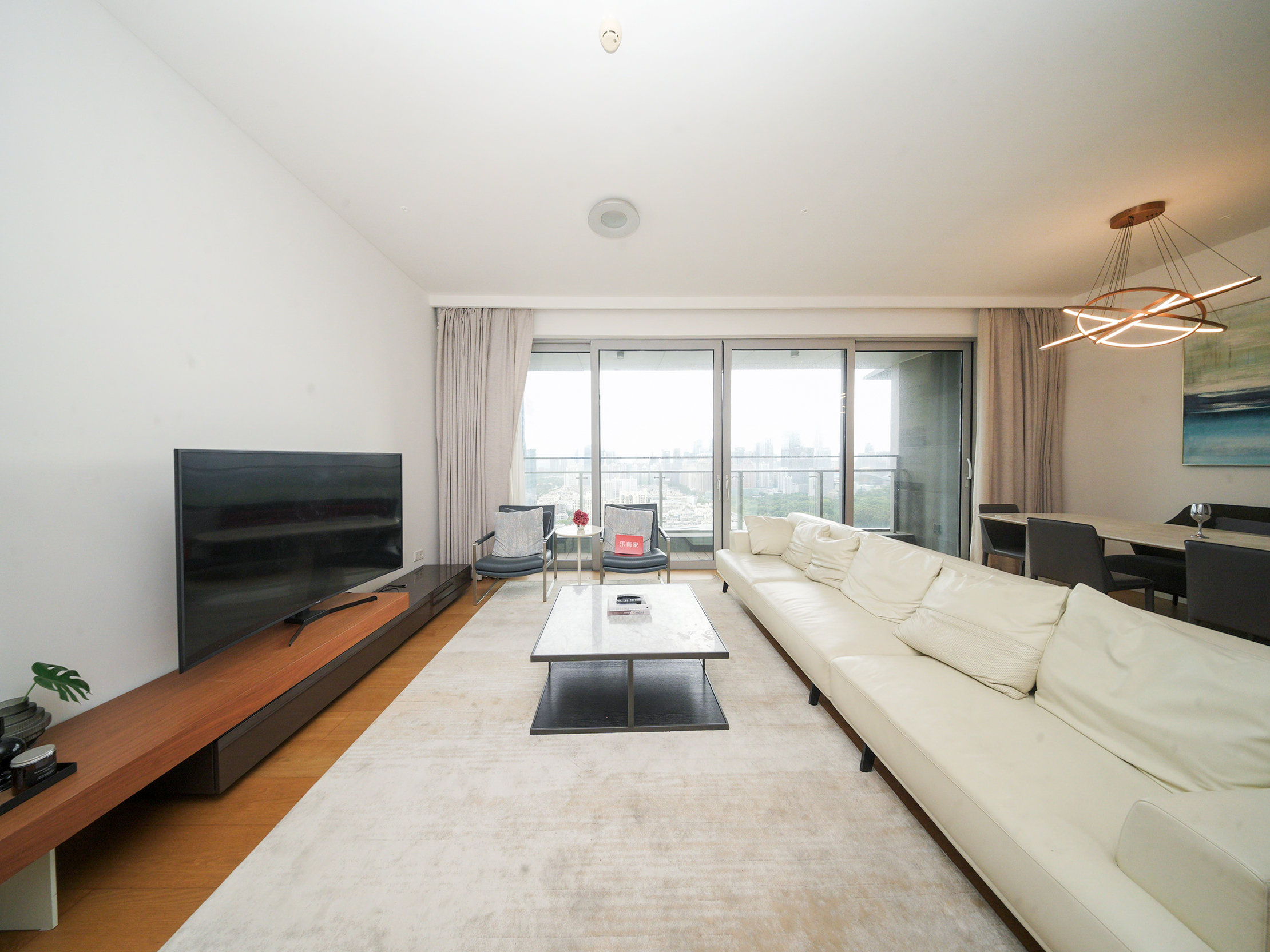 西南朝向3室2厅，近公园与地铁，出行便利，舒适空间尽享生活。-深圳深业上城二手房