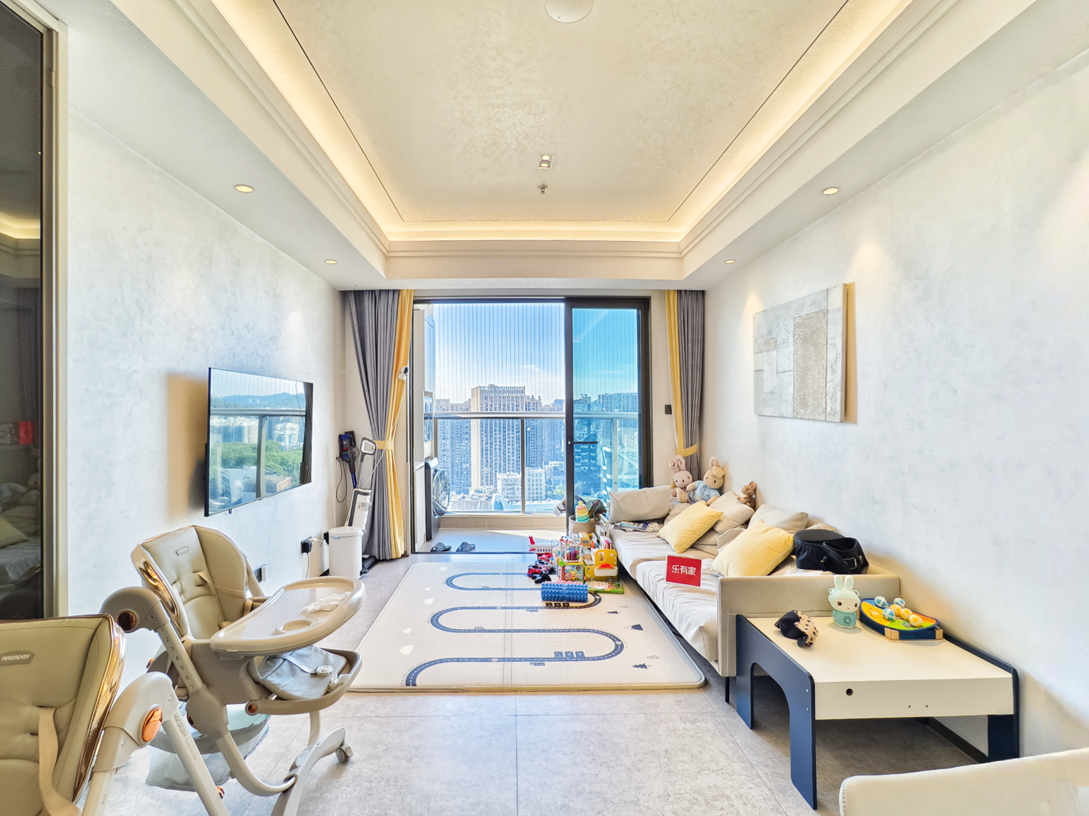 招商臻府，中楼层，楼龄新，带重点学校、地面花园，业主诚心出售，随时看房！