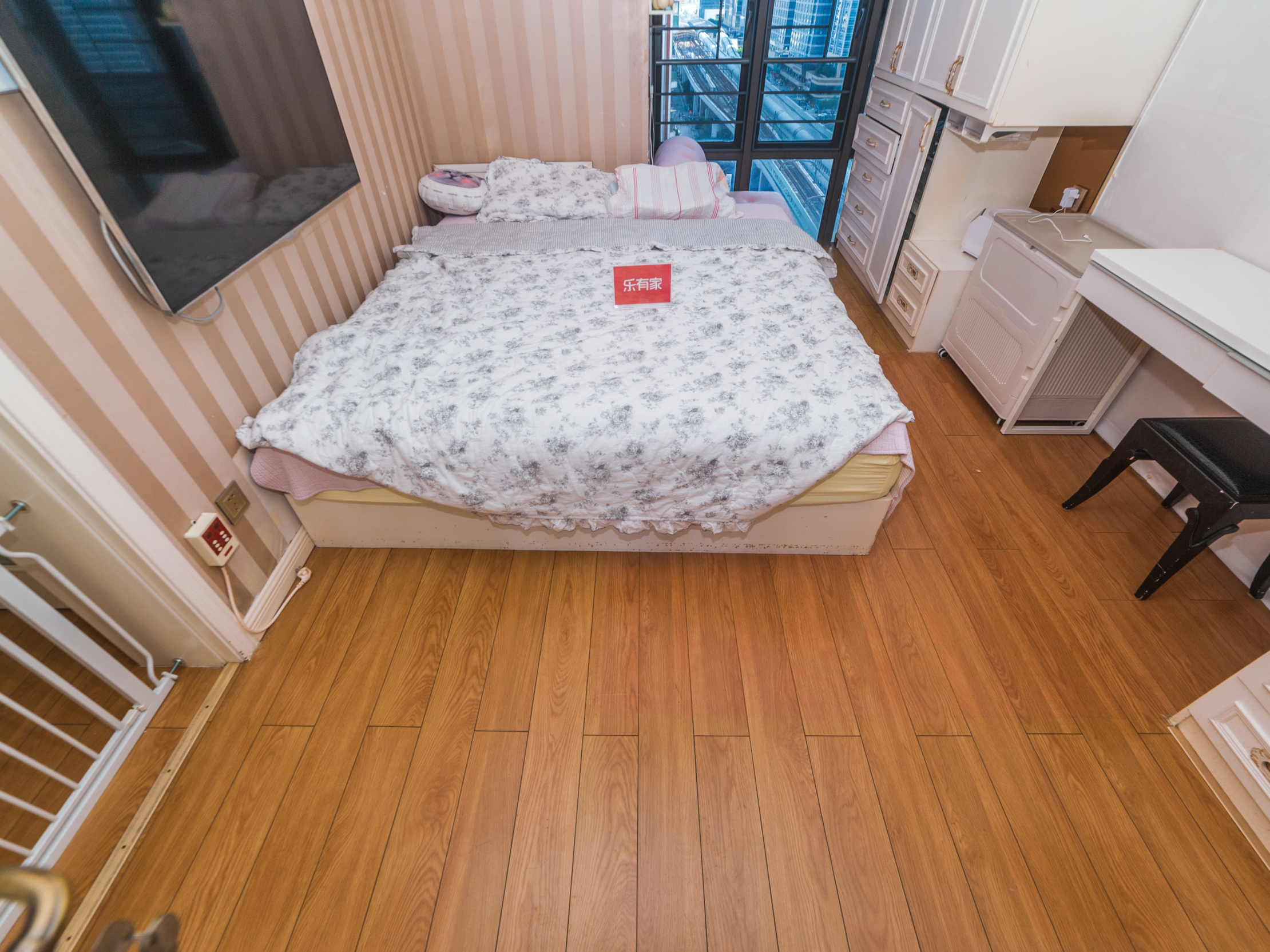 中航天逸花园，中楼层南向采光佳，地面花园车位足，业主诚售，随时看房！