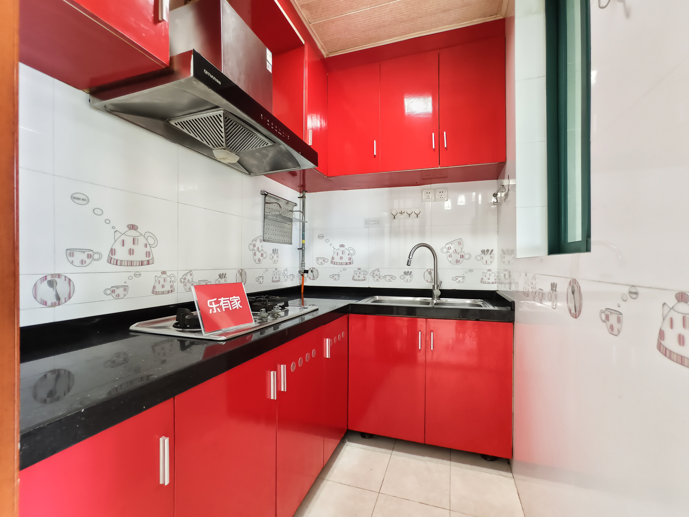 金港华庭诚心出售，低于均价，户型方正，通风采光佳，带地面花园，人车分流，税费低，机会难得！