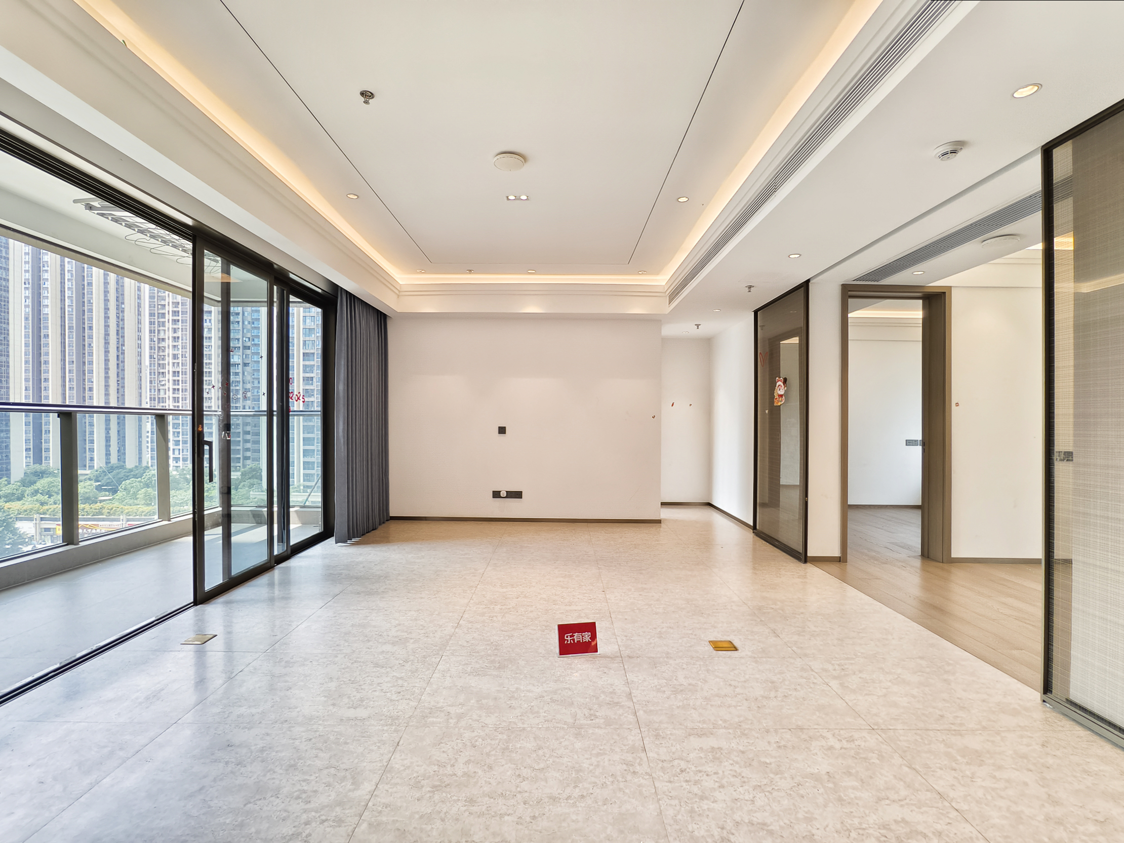 招商臻府，正规大五房，通透实用，客厅出大阳台。-深圳招商臻府二手房