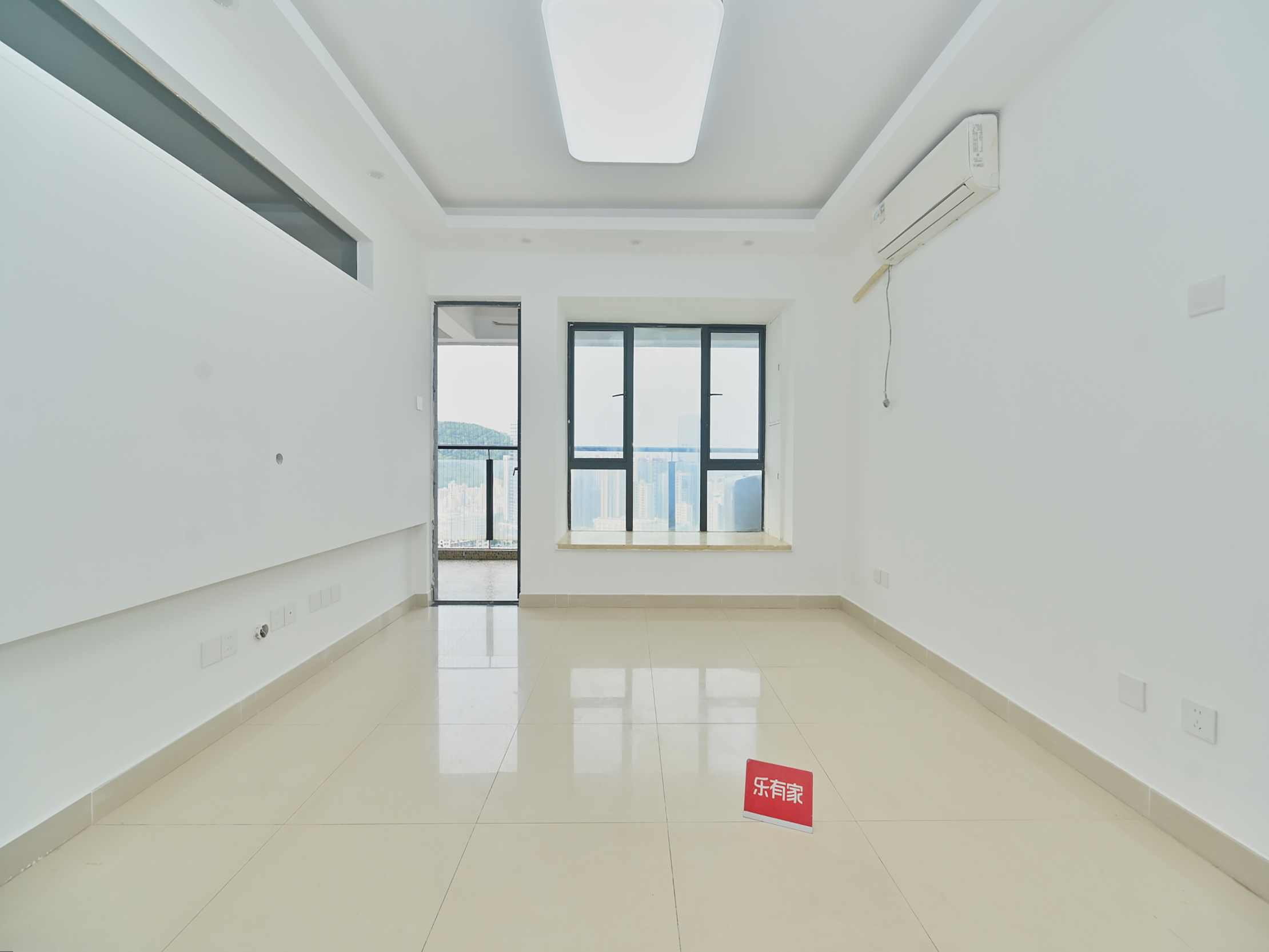 地铁口小区、急售、安静不吵、产权优质！