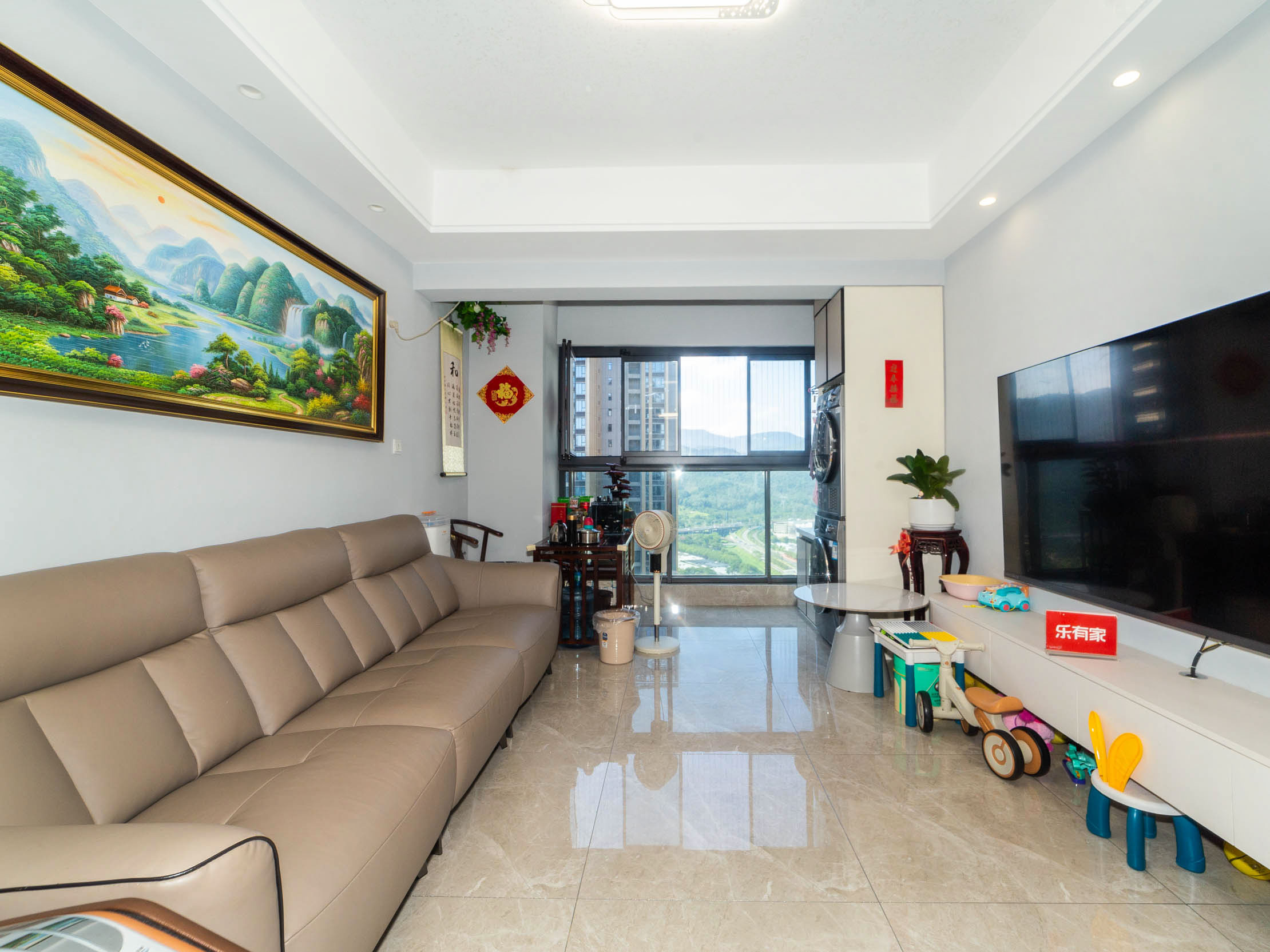 碧湖春天花园，朝南高楼层，楼龄新，车位足，近商业综合体、大型公园，业主诚心出售，随时看房！