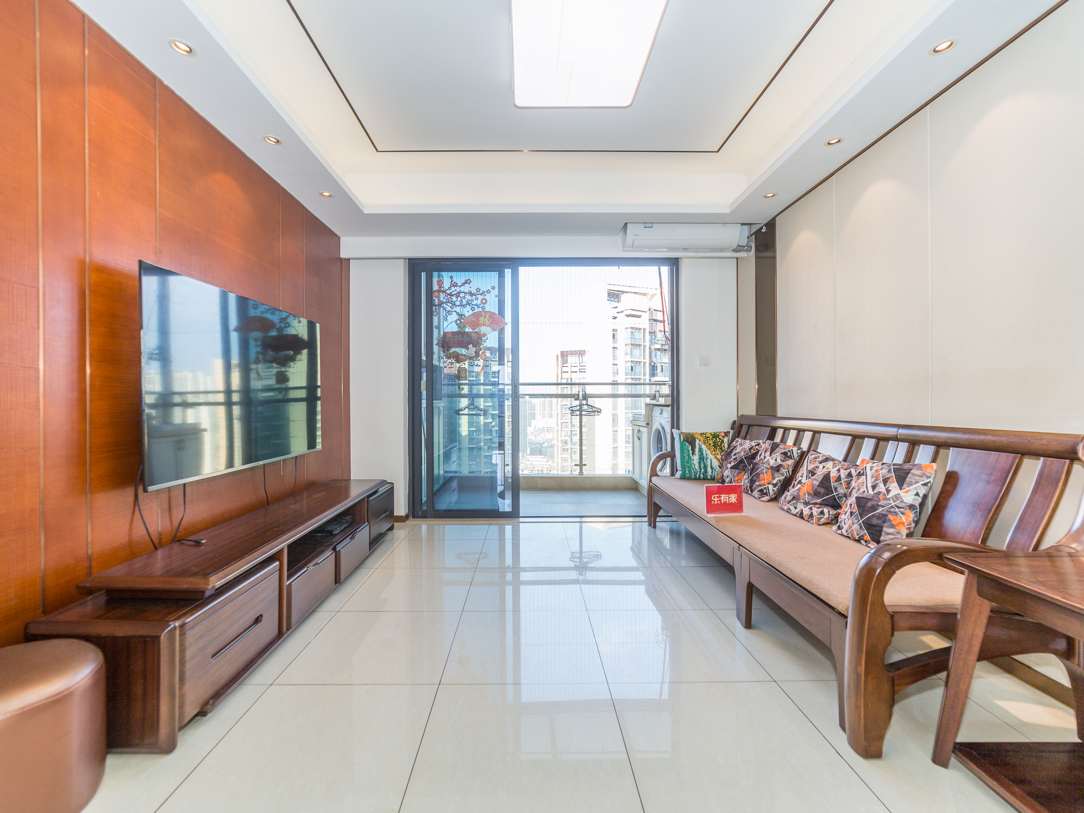 颐安都会中央二期，高楼层朝南采光佳，车位充足，带地面花园，业主诚心出售！