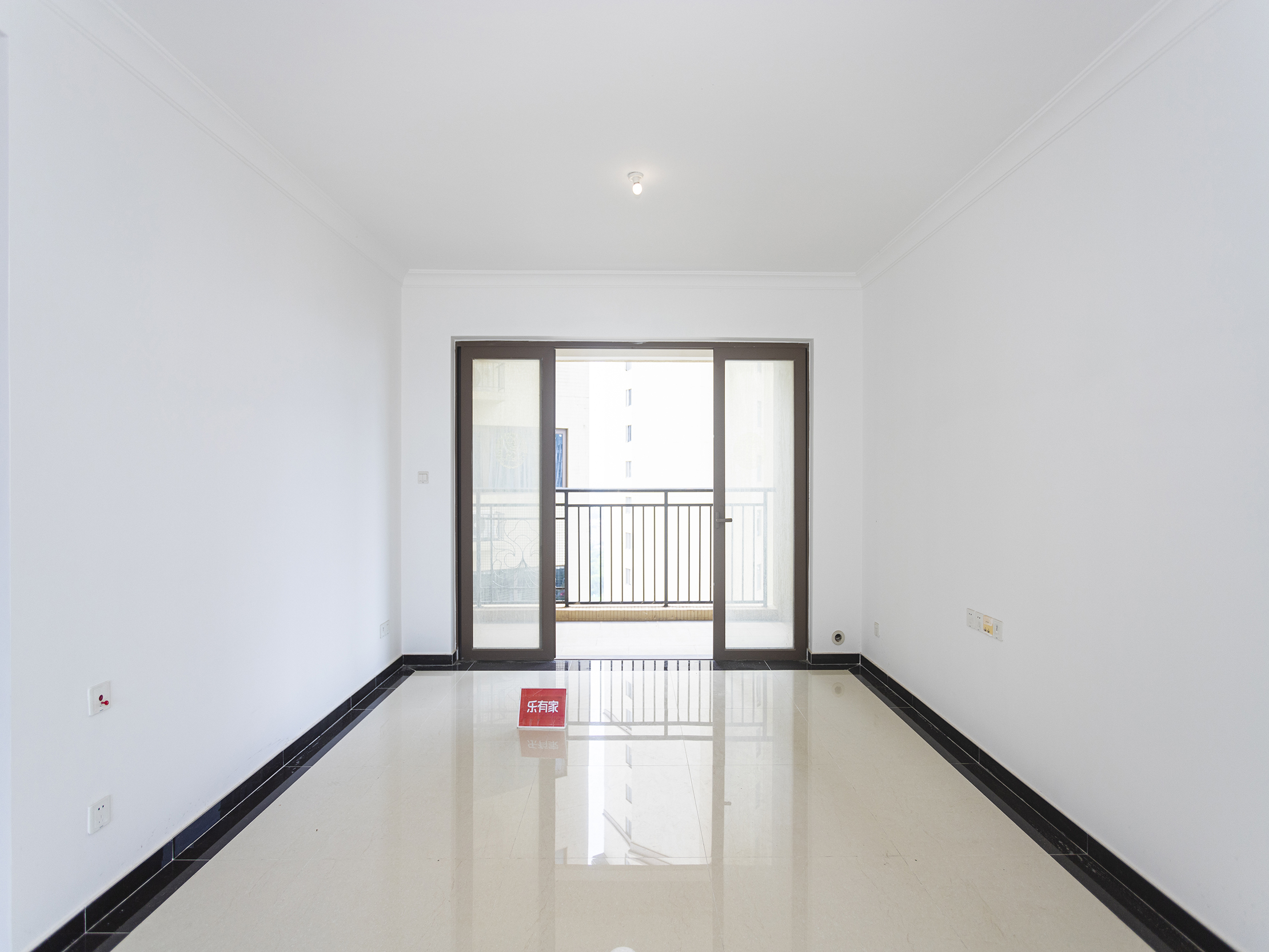 龙光城北十二期，税费低！户型方正，朝南采光佳，车位足，带地面花园，业主诚售，随时看房！