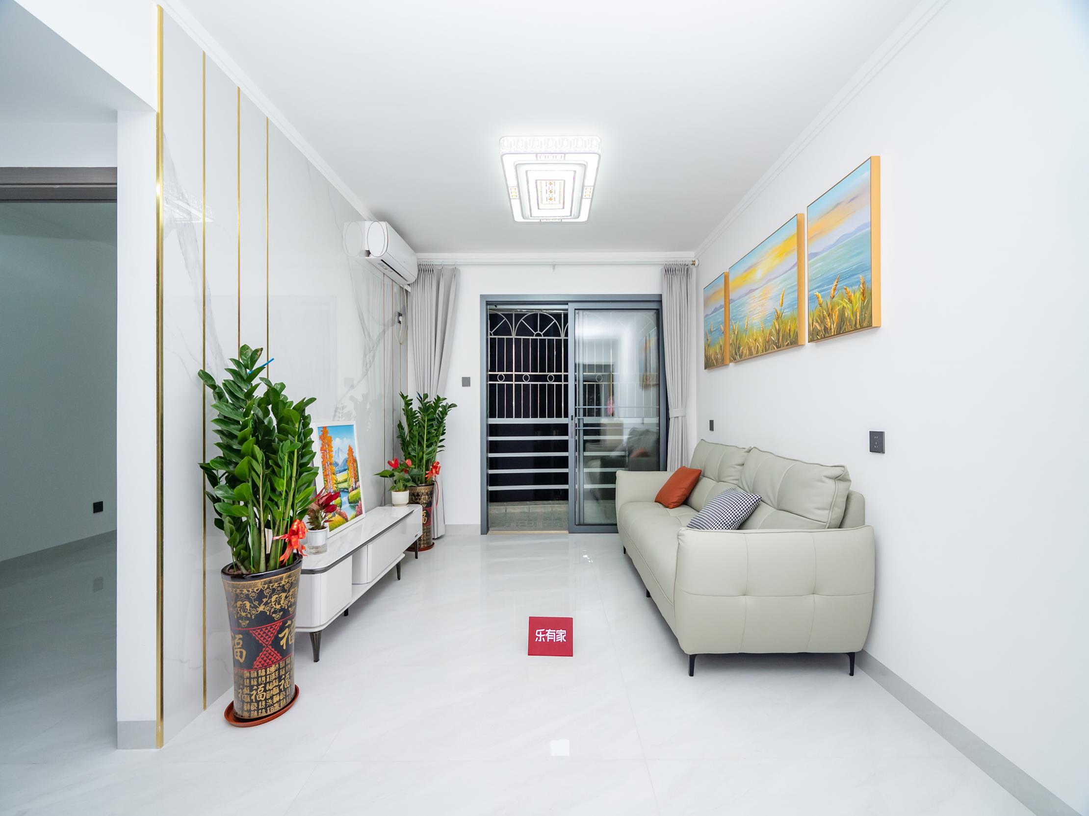 三地铁口物业，精装两房，业主好说话，价格有惊喜，看房有钥匙。-深圳龙威花园二期二手房