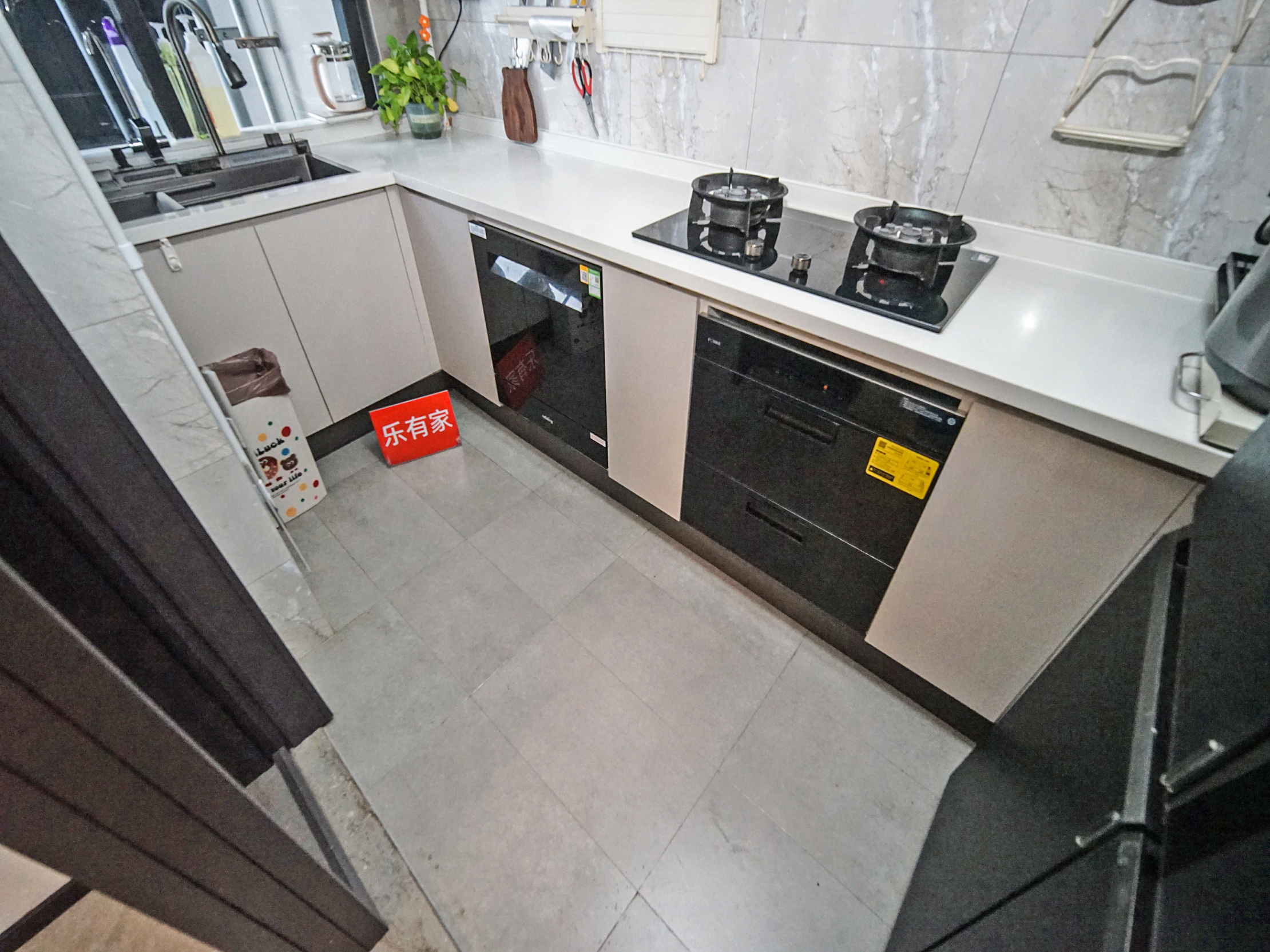 盛璟润府诚心出售，低税费、方正户型，通风采光佳，楼龄新，车位充足，机会难得，不容错过！