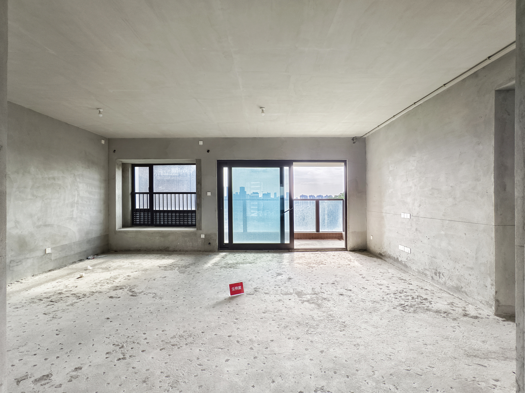 南向四室两厅，宽敞舒适，公园环绕，地铁便捷，理想家庭居所。-深圳尖岗山壹号花园二手房