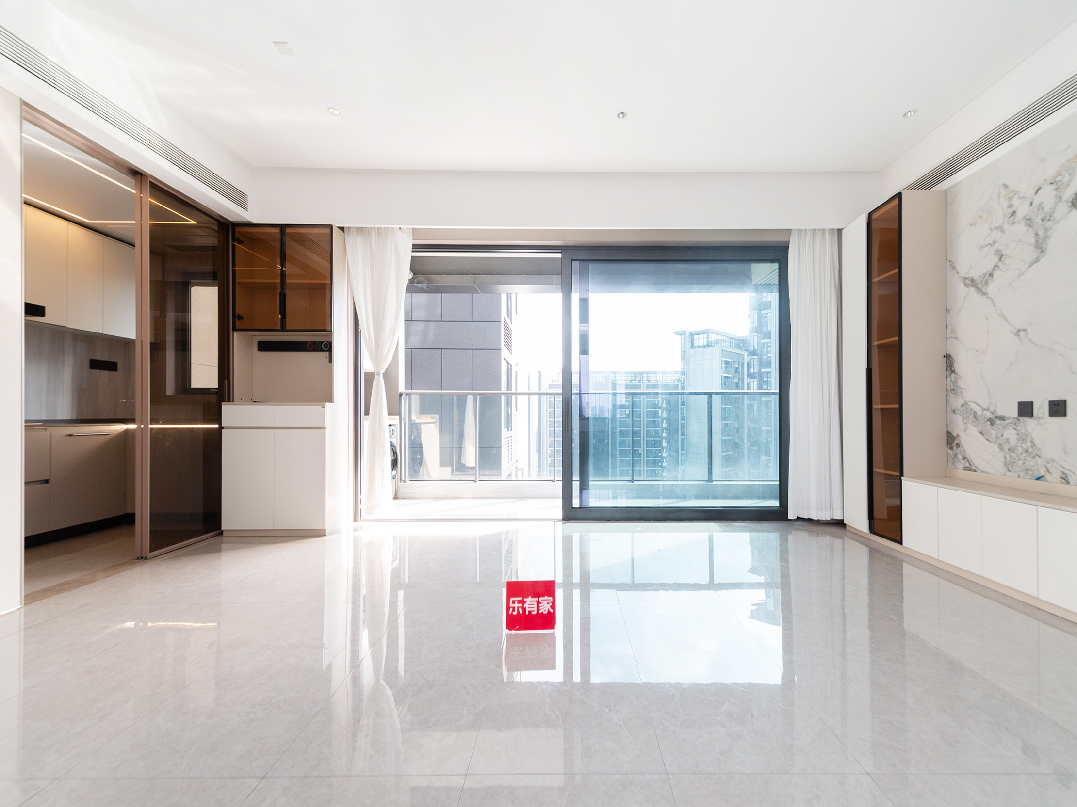 半山臻镜精装南北通大三房，客厅出阳台的，采光通风不错