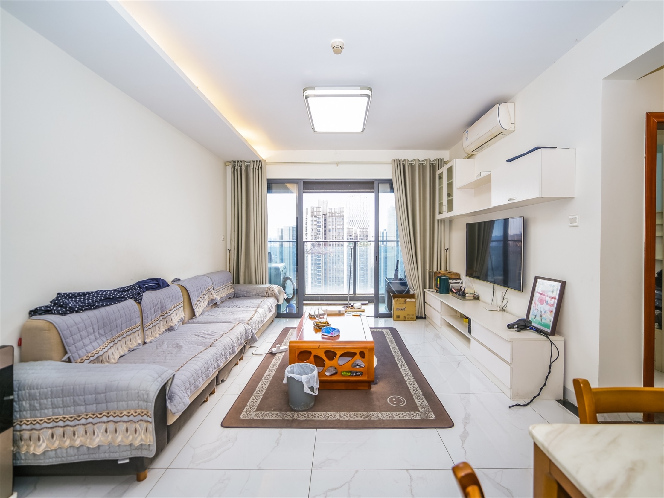 鸿荣源壹成中心花园五区诚心出售，低于均价，户型方正，通风采光佳，车位充足，机会难得！