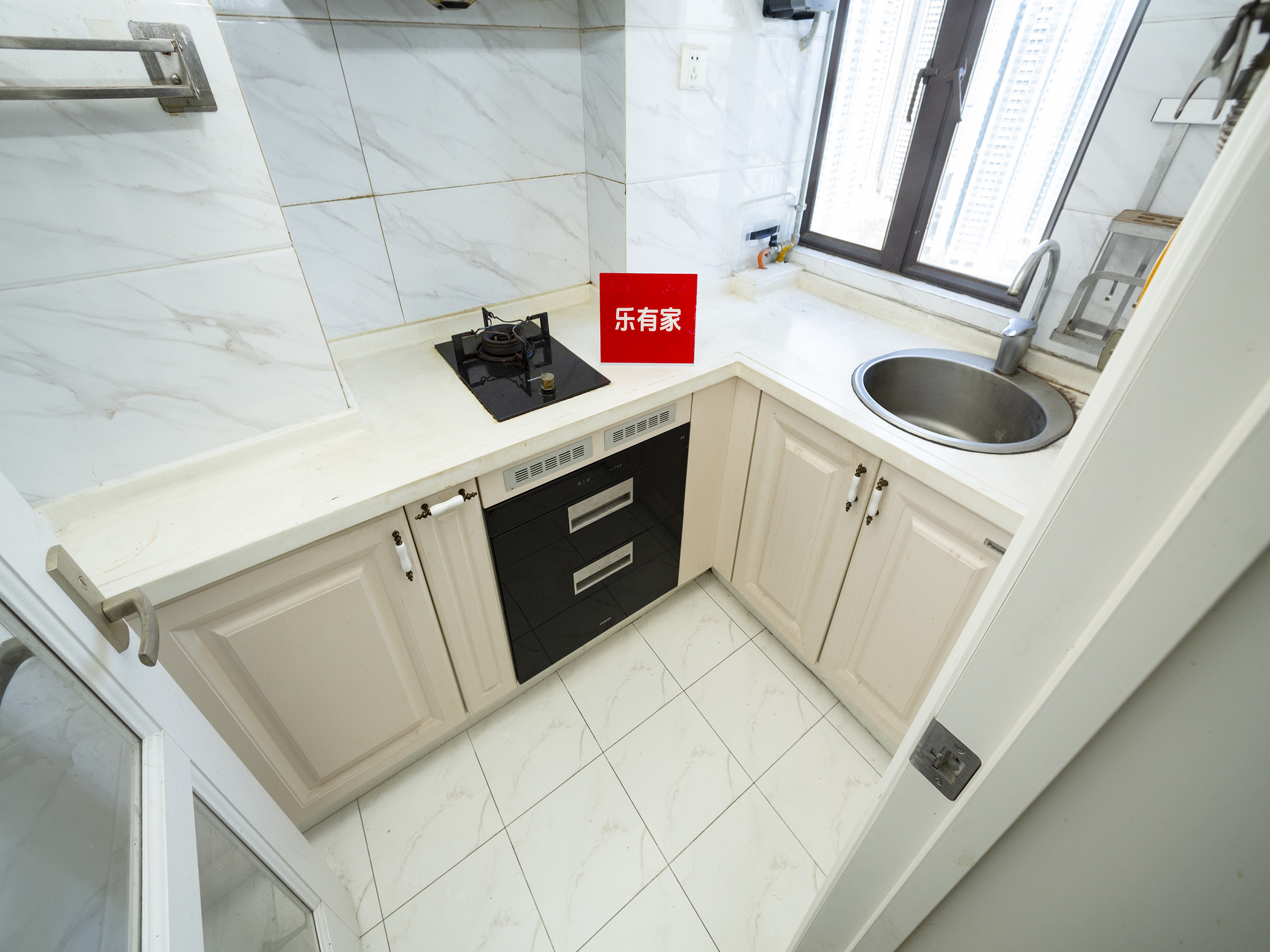 信义御城豪园诚心出售，低于均价，税费低，方正户型，通风采光佳，带地面花园，人车分流，机会难得！