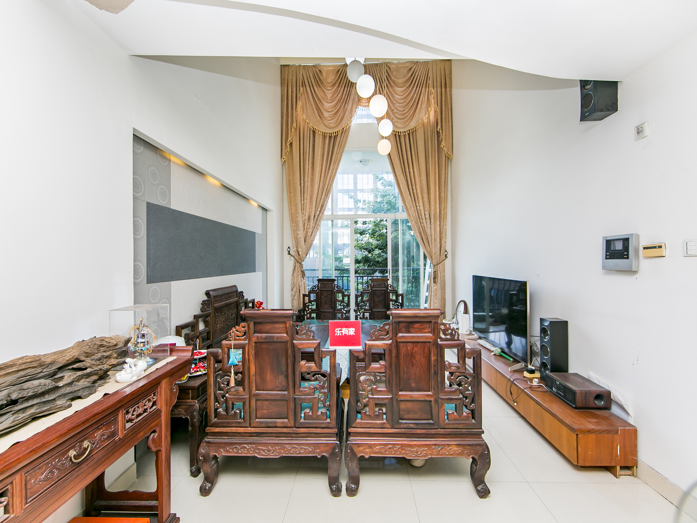 诚心出售锦绣江南二期，朝南高楼层，阳光充足。优质学校环绕，地面与架空层花园尽享绿意。