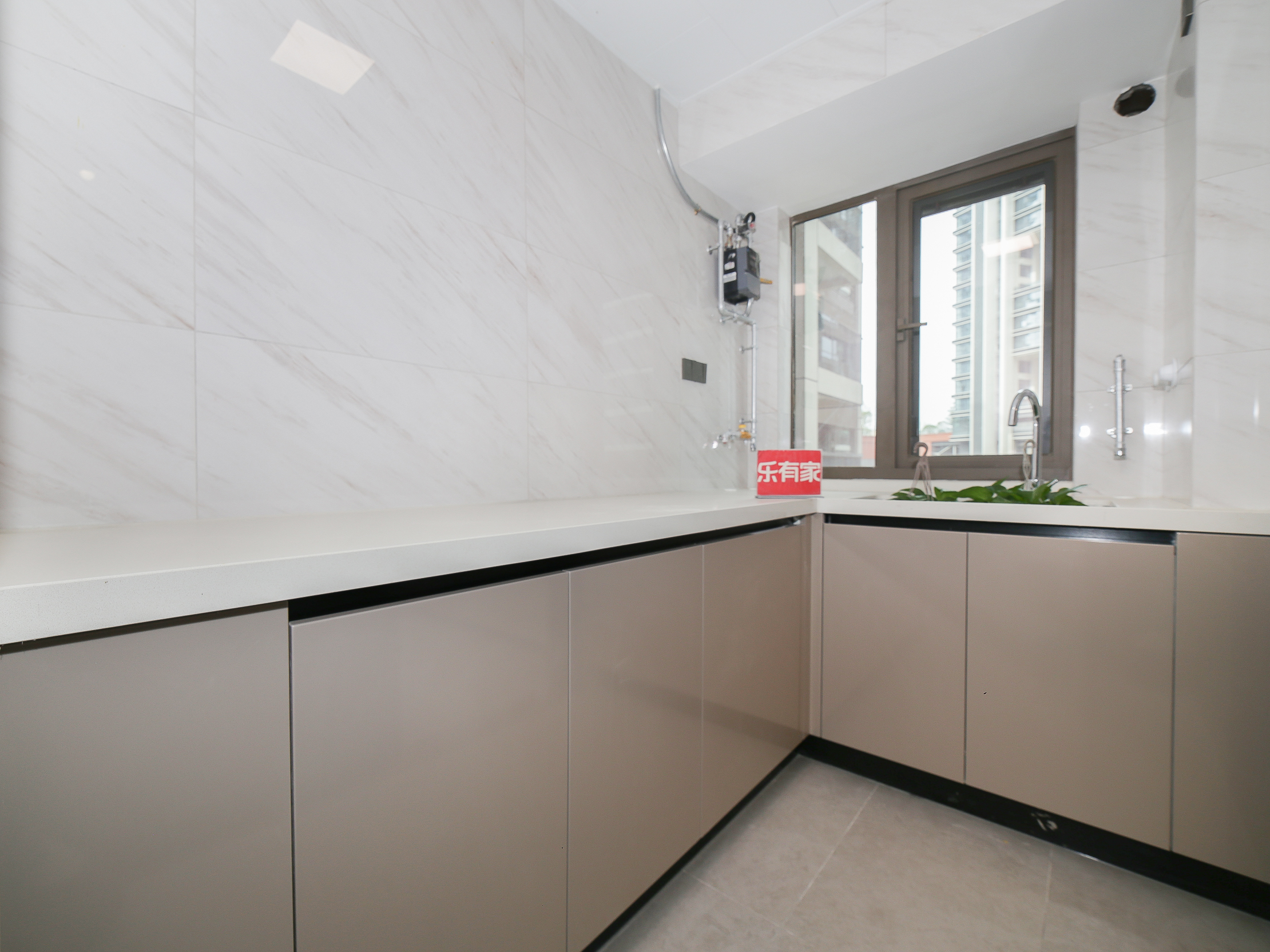 诚心出售珈誉时尚花园二期，朝南采光优越，楼龄新，车位充足，周边商业综合体与大型公园尽享便利。