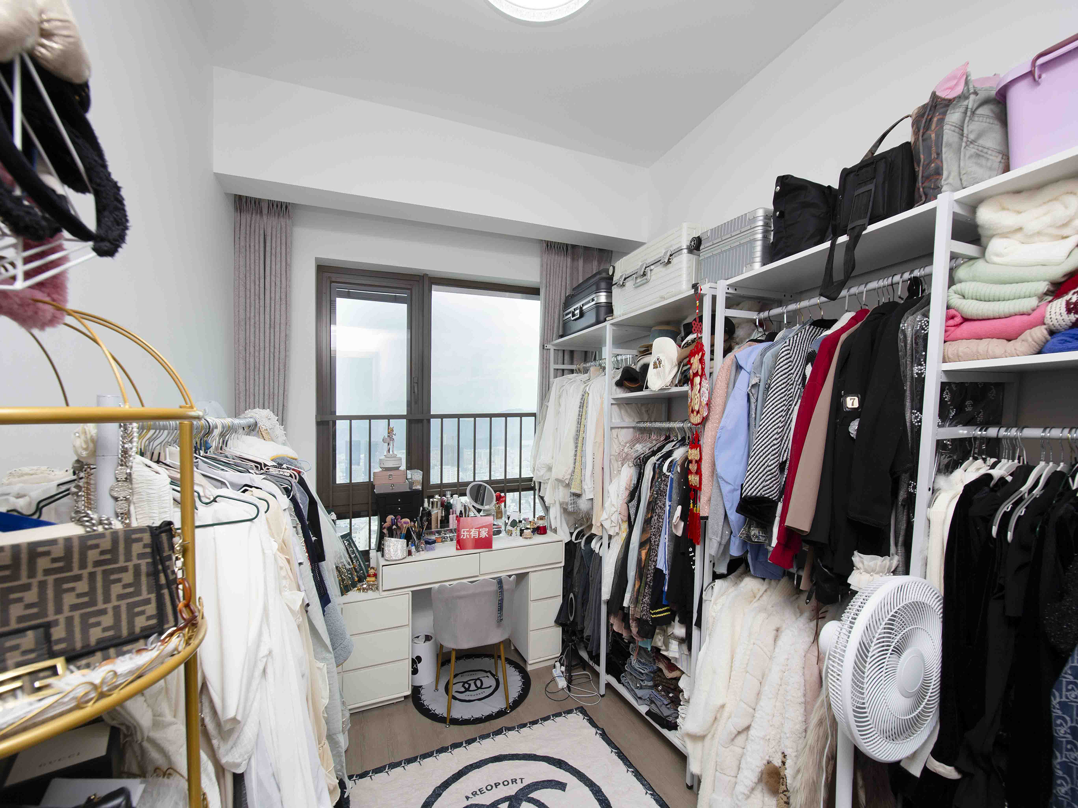 诚心出售珈誉时尚花园，朝南高楼层，采光充足，车位丰富，近地铁，生活便利，不容错过！