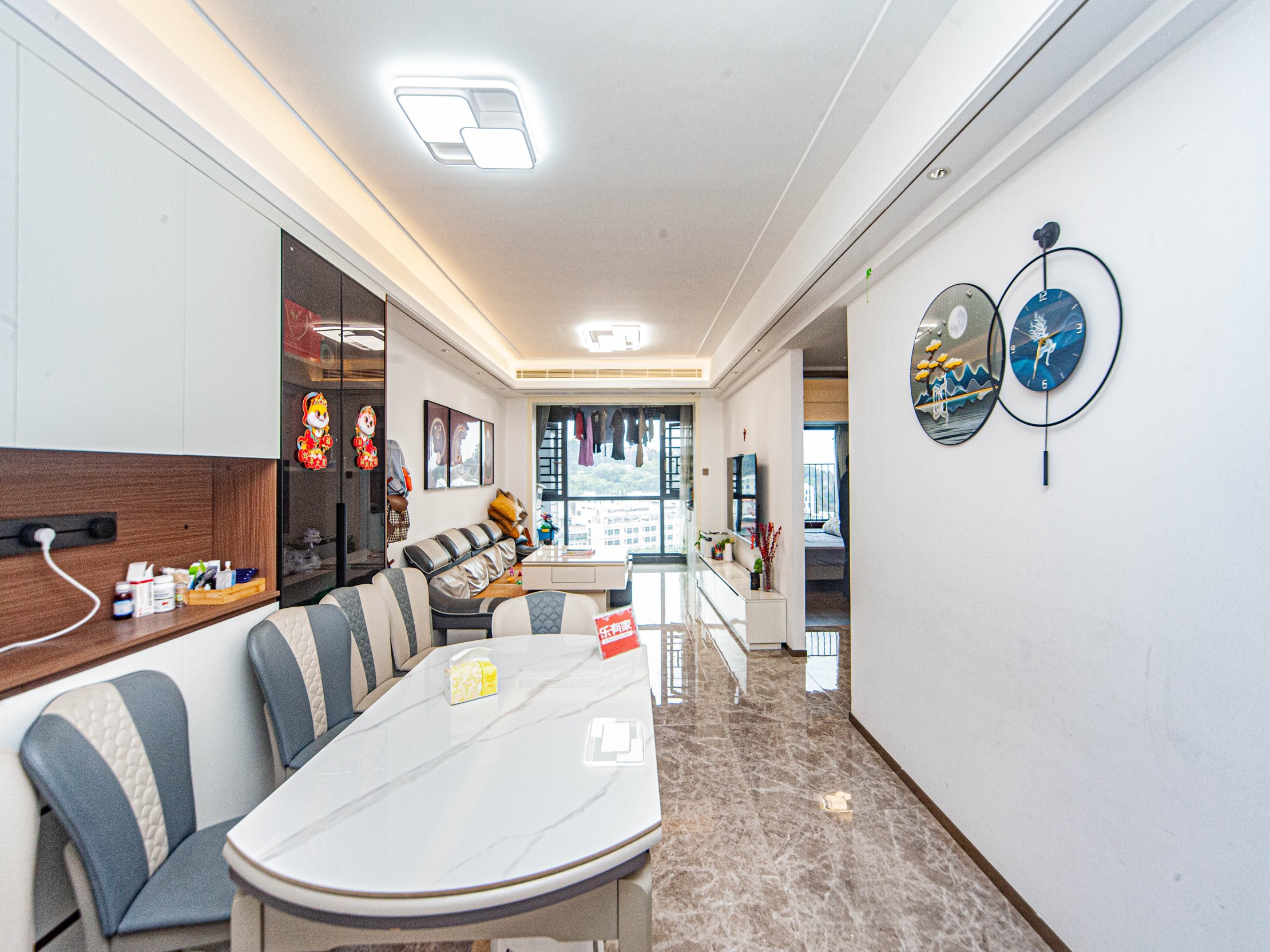 京基智农山海公馆，朝南采光佳，中楼层新房，车位充足，周边商业综合体与大型公园，业主诚心出售。