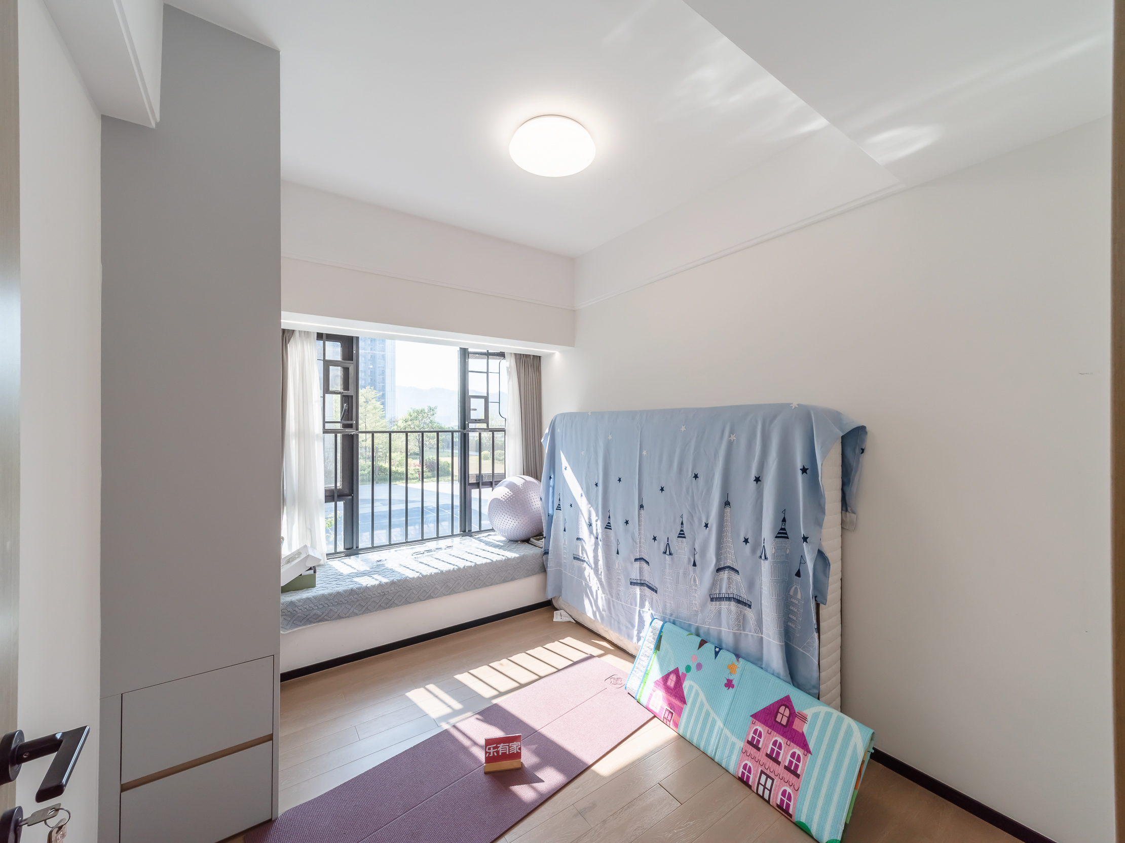 南向四室两厅，宽敞明亮，公园环绕，地铁便捷，理想家庭居所。