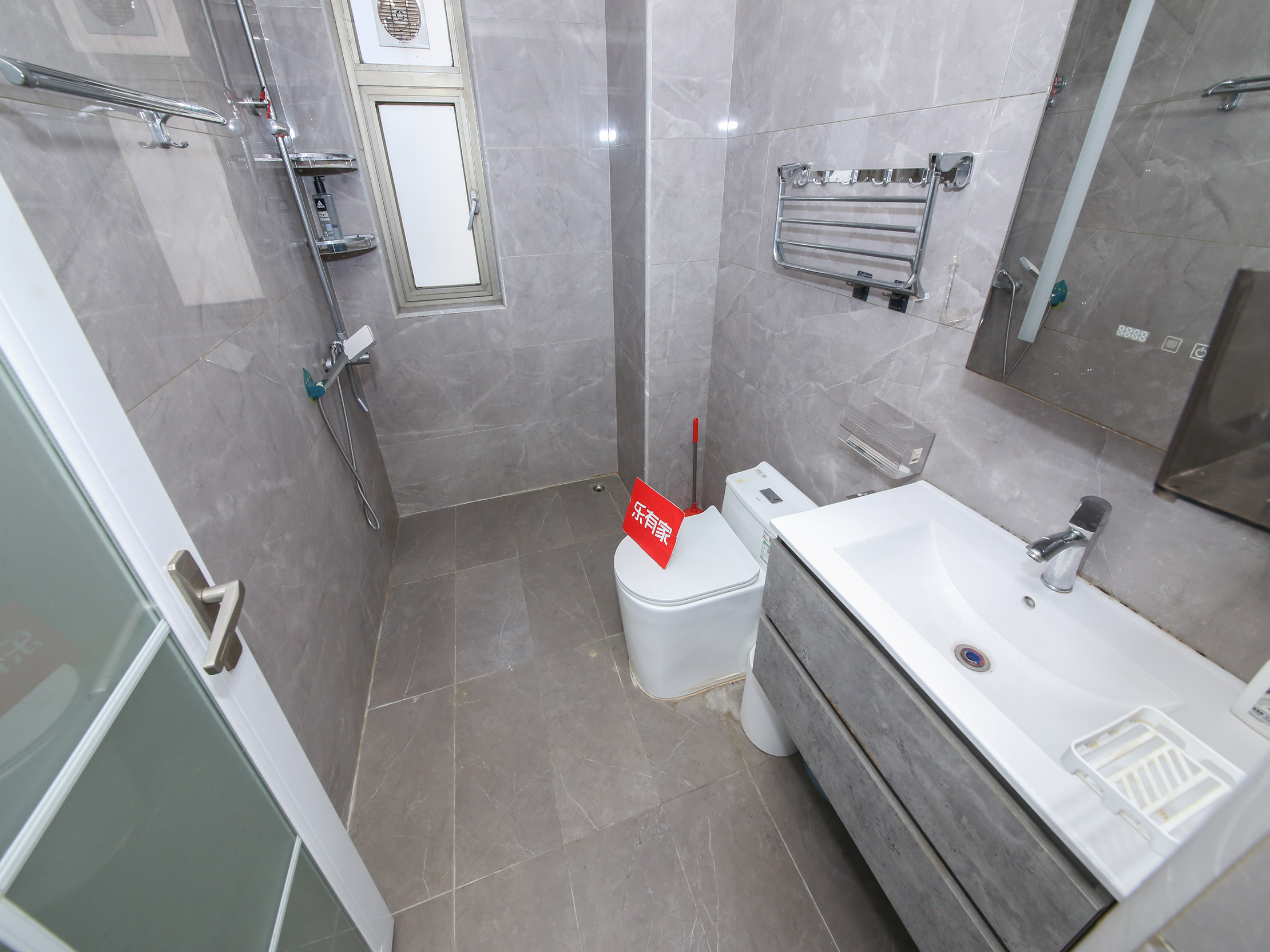 深业东二期，精装大3房，产权优质，诚心出售。