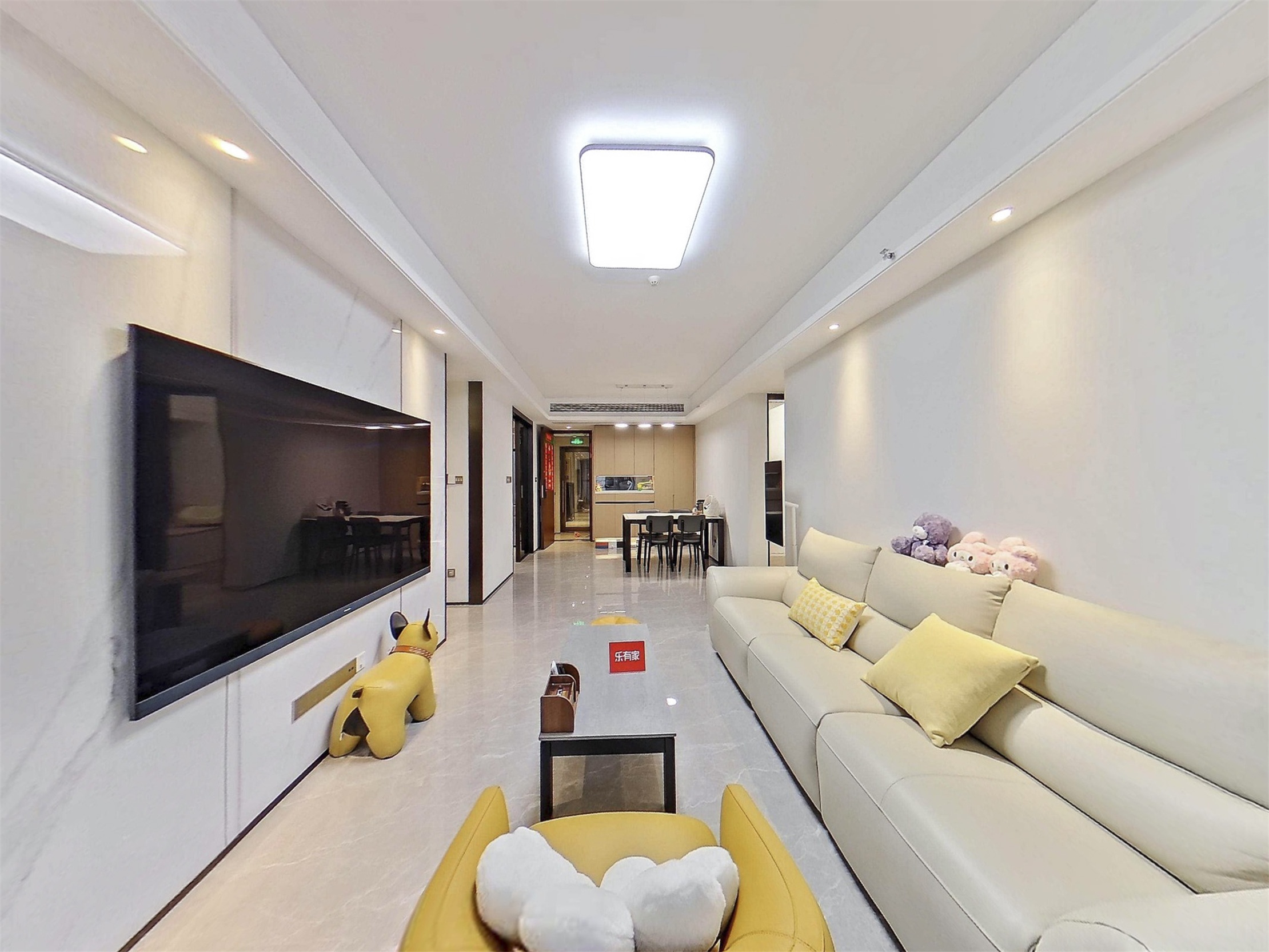 三室两厅，宽敞舒适，西南朝向，公园环绕，地铁便捷，理想居家选择。