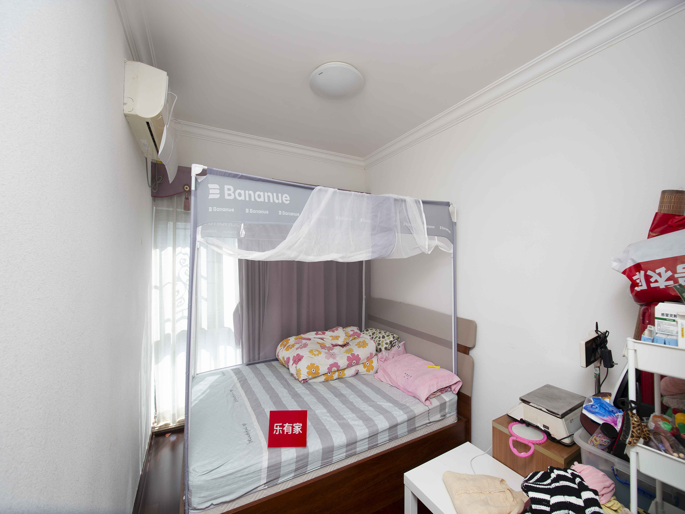 国香山花园诚心出售，户型方正，通风采光佳，车位充足，更有地面花园，低于小区均价，机会难得！