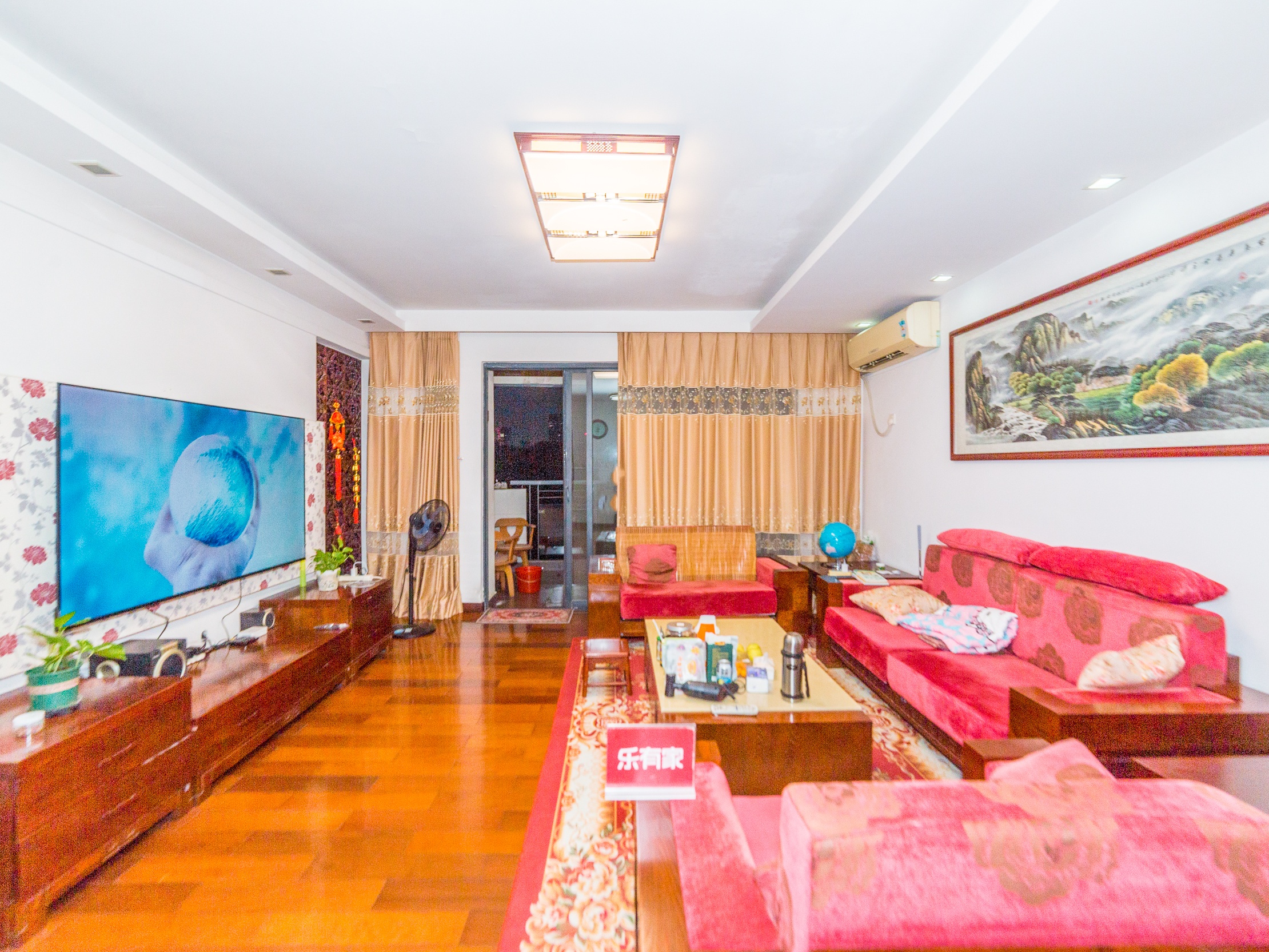 客厅出阳台，户型方正，采光通风好-深圳悠然天地家园二手房