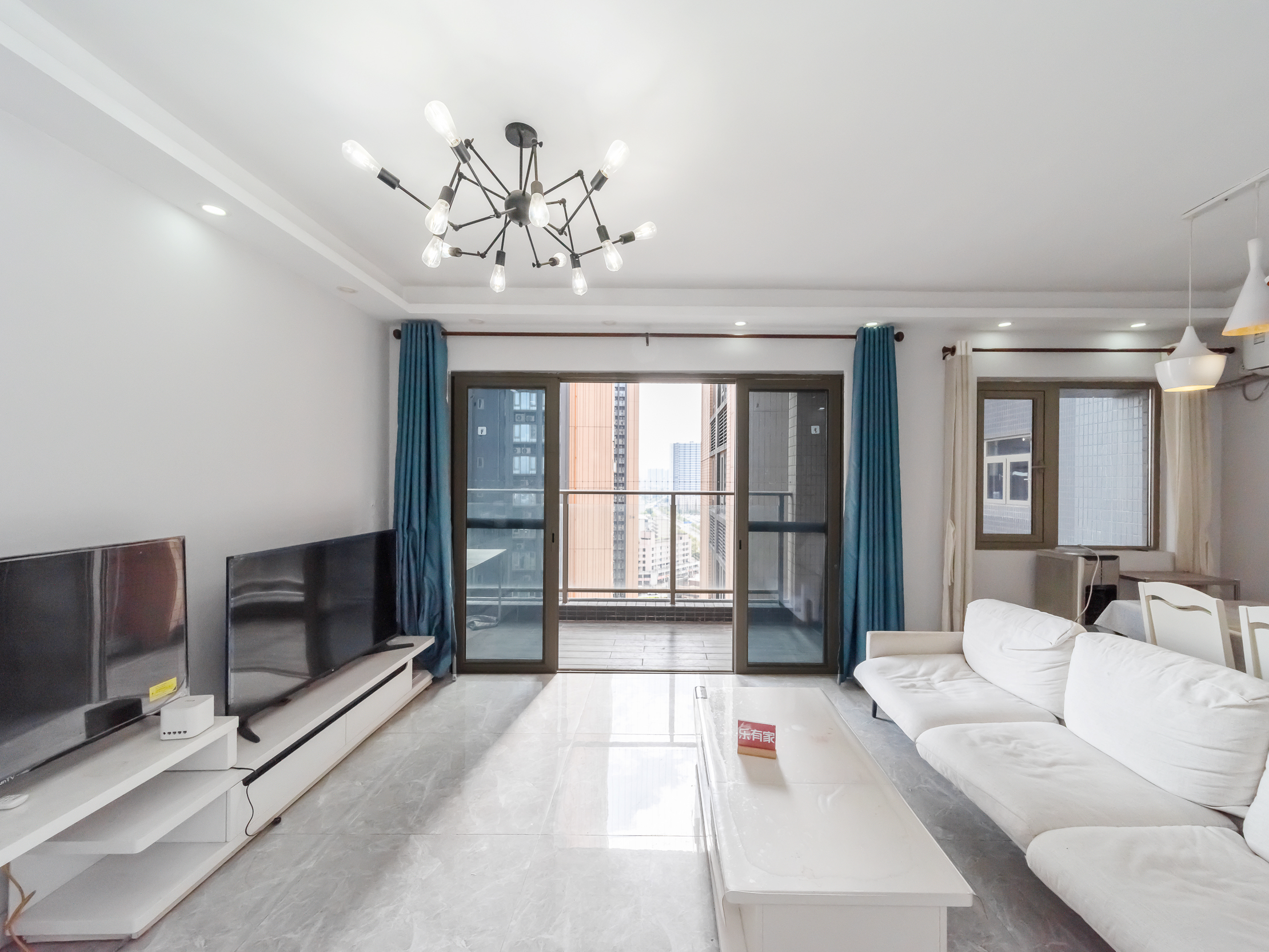 南向四室两厅，宽敞舒适，公园环绕，地铁便捷，理想家庭居所。