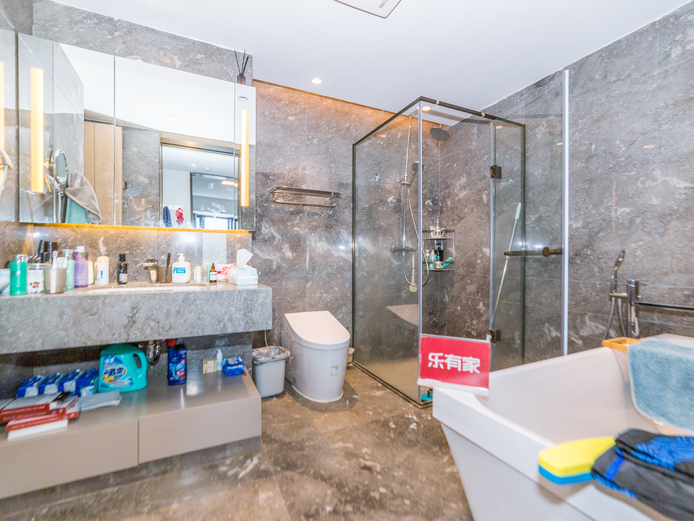 半岛城邦四期，奢享大一房，高楼层，客厅出阳台