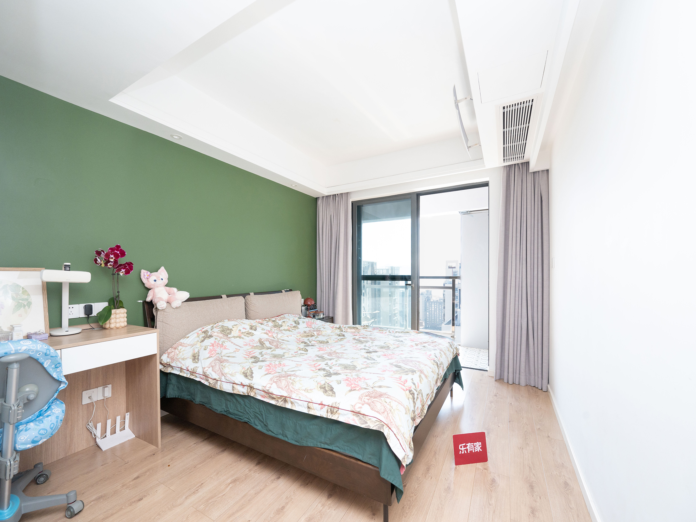 南北通透三室两厅，公园环绕，地铁便捷，理想家居选择。