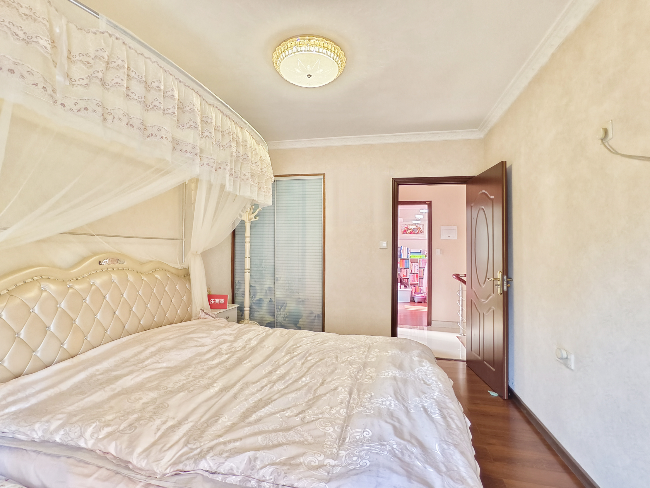 南向三室两厅，宽敞明亮，公园环绕，地铁便捷，理想家居选择。