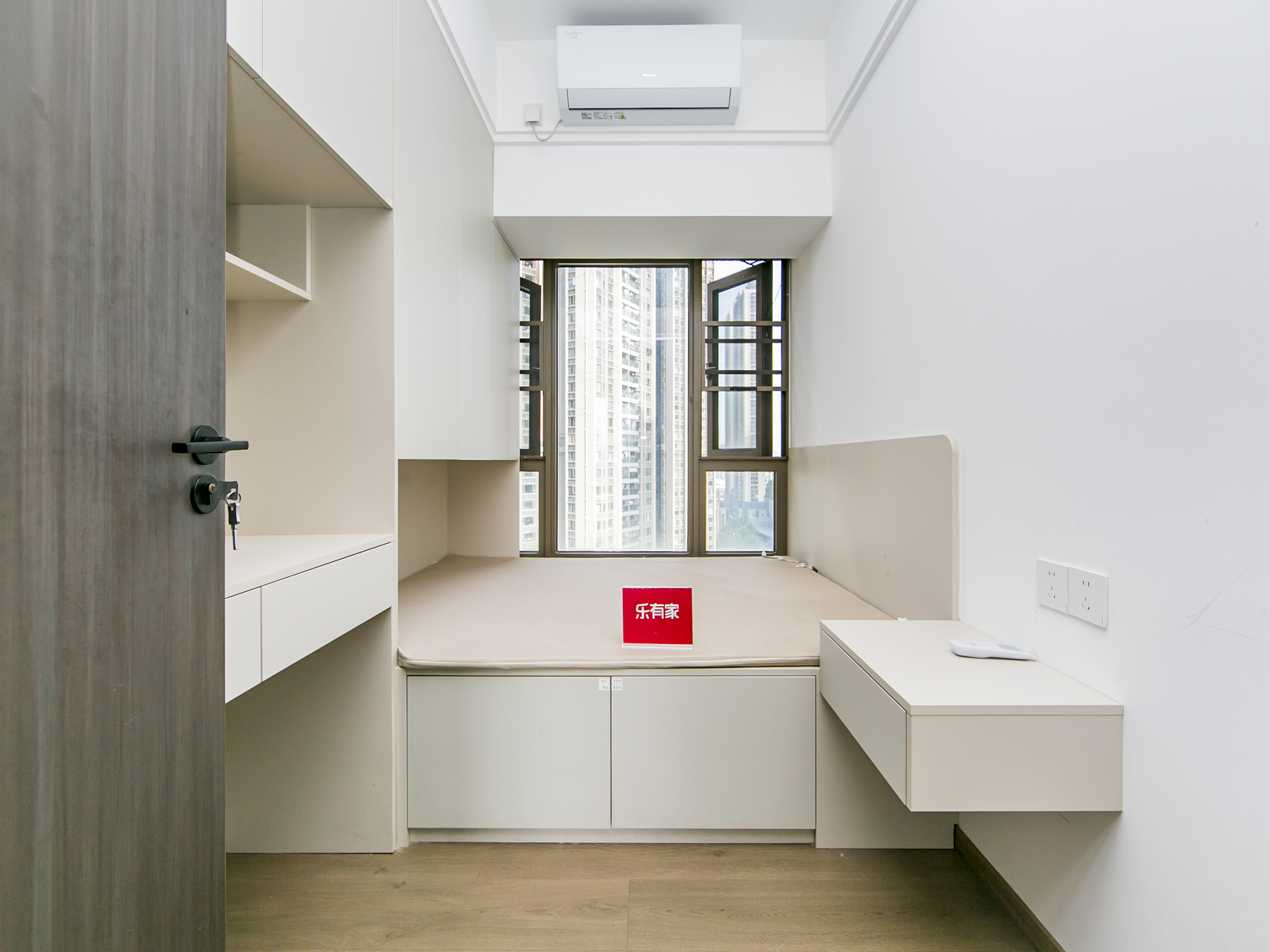 壹方城楼上，精装修，厅出大阳台，采光通风好，适合居住。