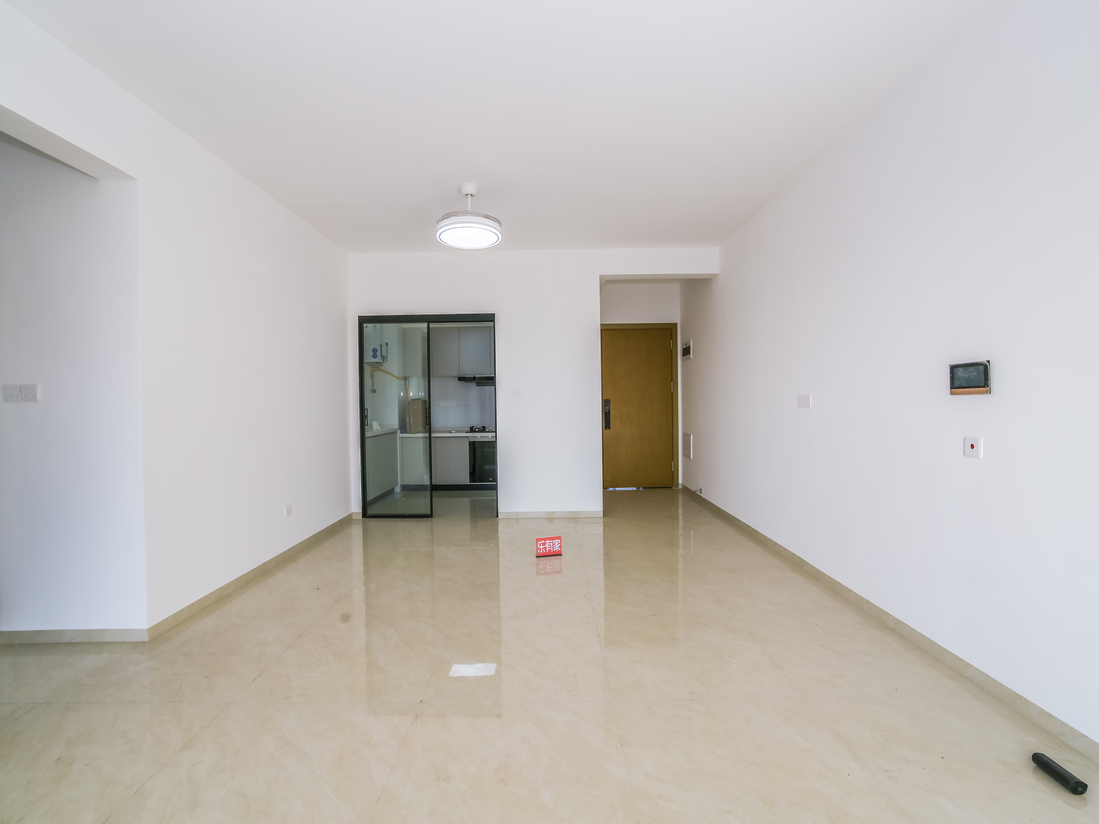 现代简约风格，整体配色温馨。厨房配备高档橱柜