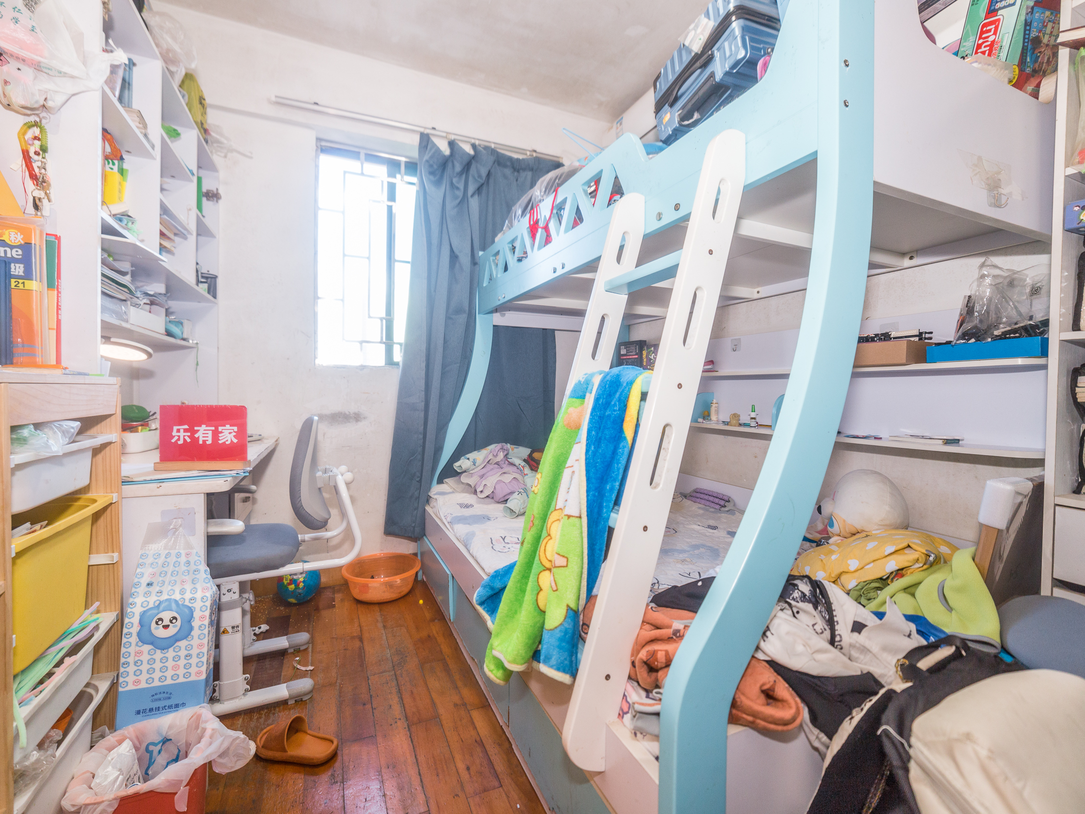 地铁旁三室两厅，花园小区，生活便利，舒适宜居。