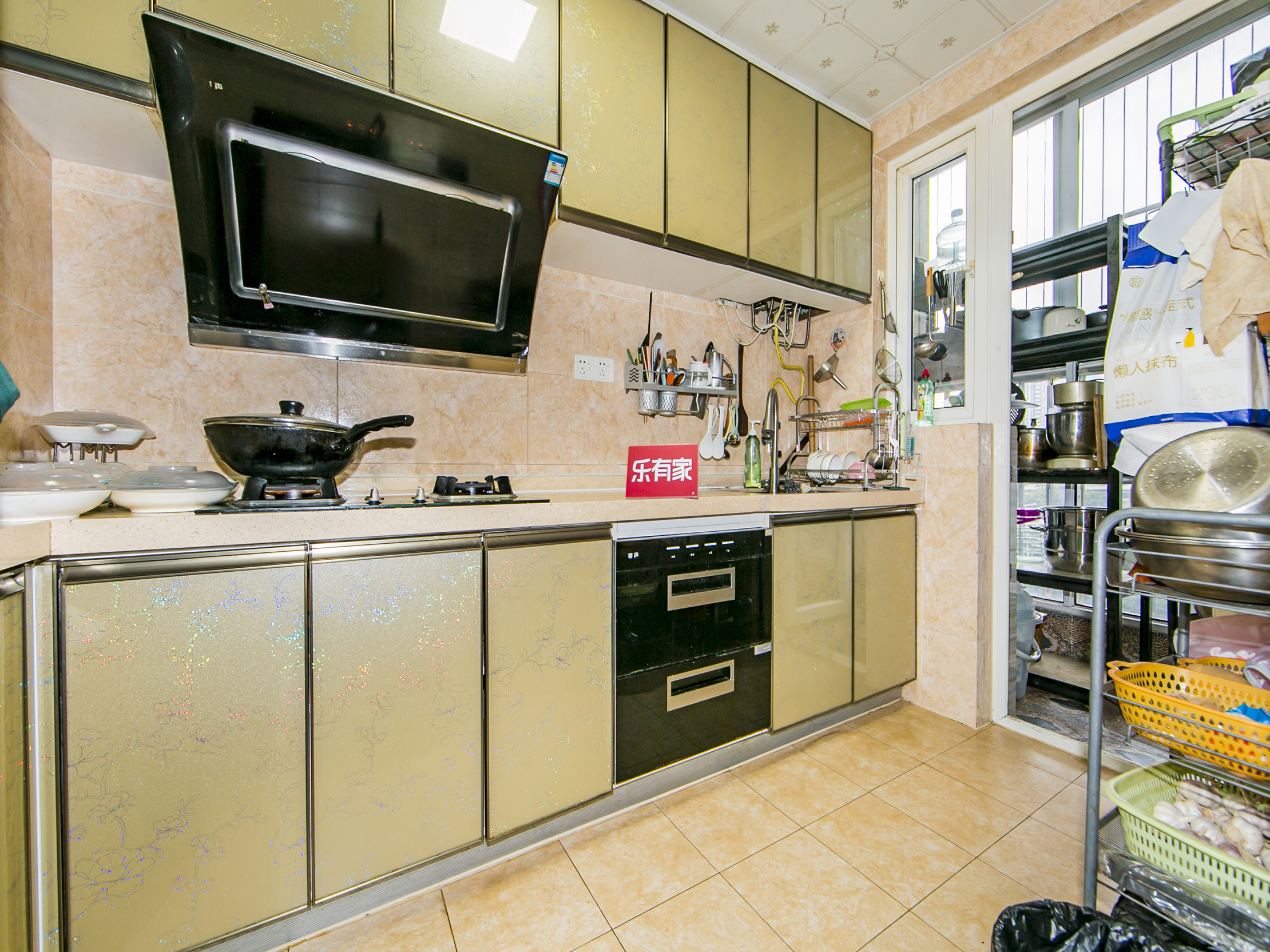 三室两厅，宽敞舒适，公园环绕，地铁便捷出行，理想家庭居所。