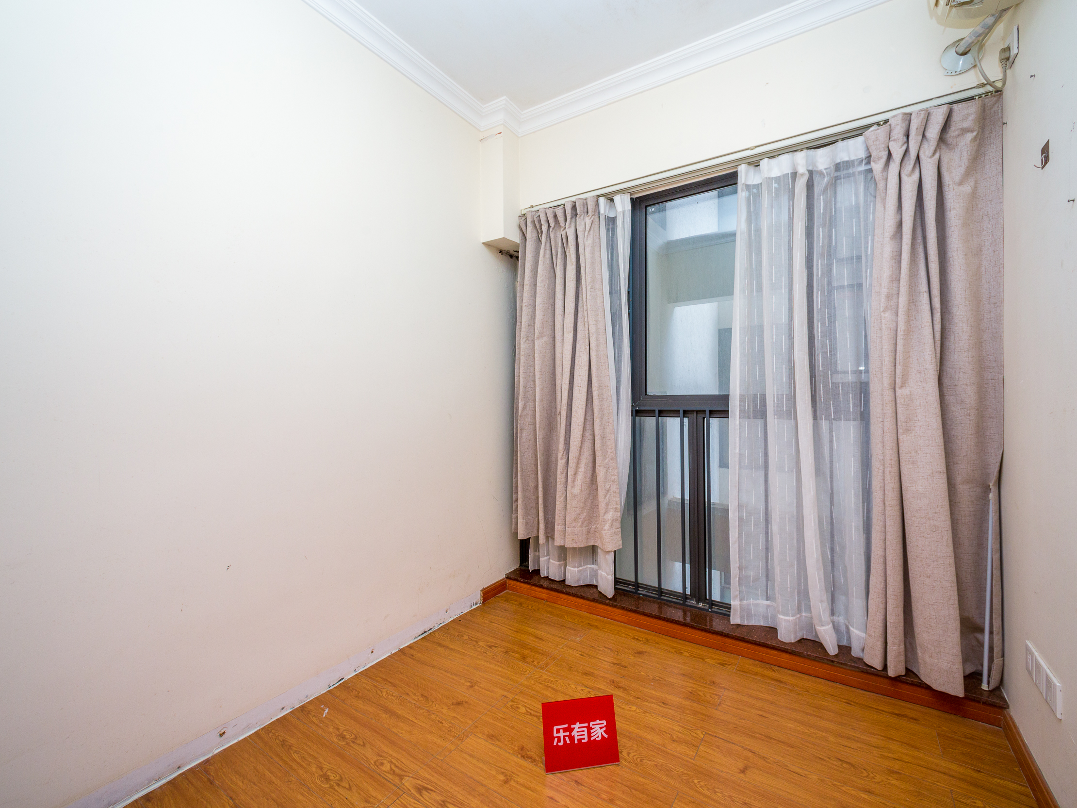 西南朝向，舒适两室两厅，公园环绕，地铁便捷，理想家居选择！