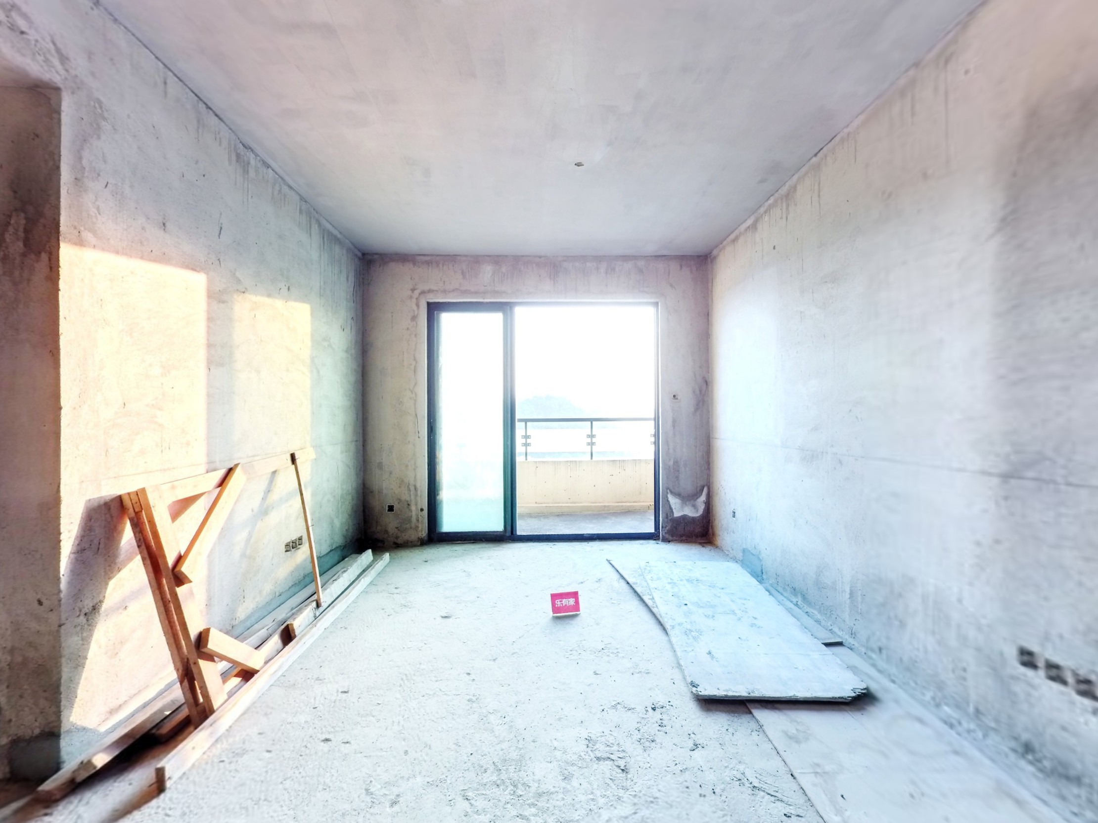 凤雅颂方正户型，朝南采光佳，车位充裕，带地面花园，近商业综合体，业主诚售，随时看房！