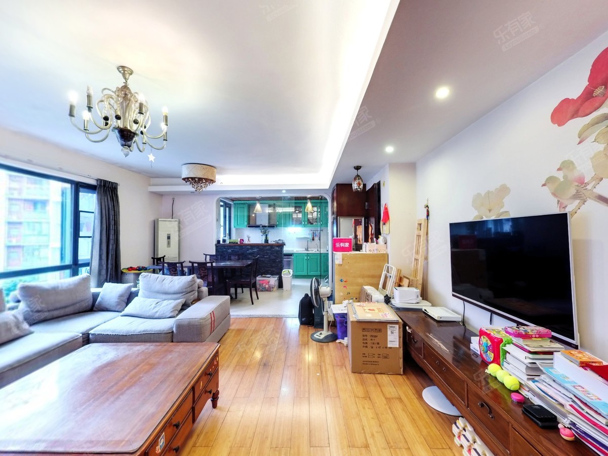 蛇口花园大社区，旁边有育才二小二中，楼下地铁口和四海公园