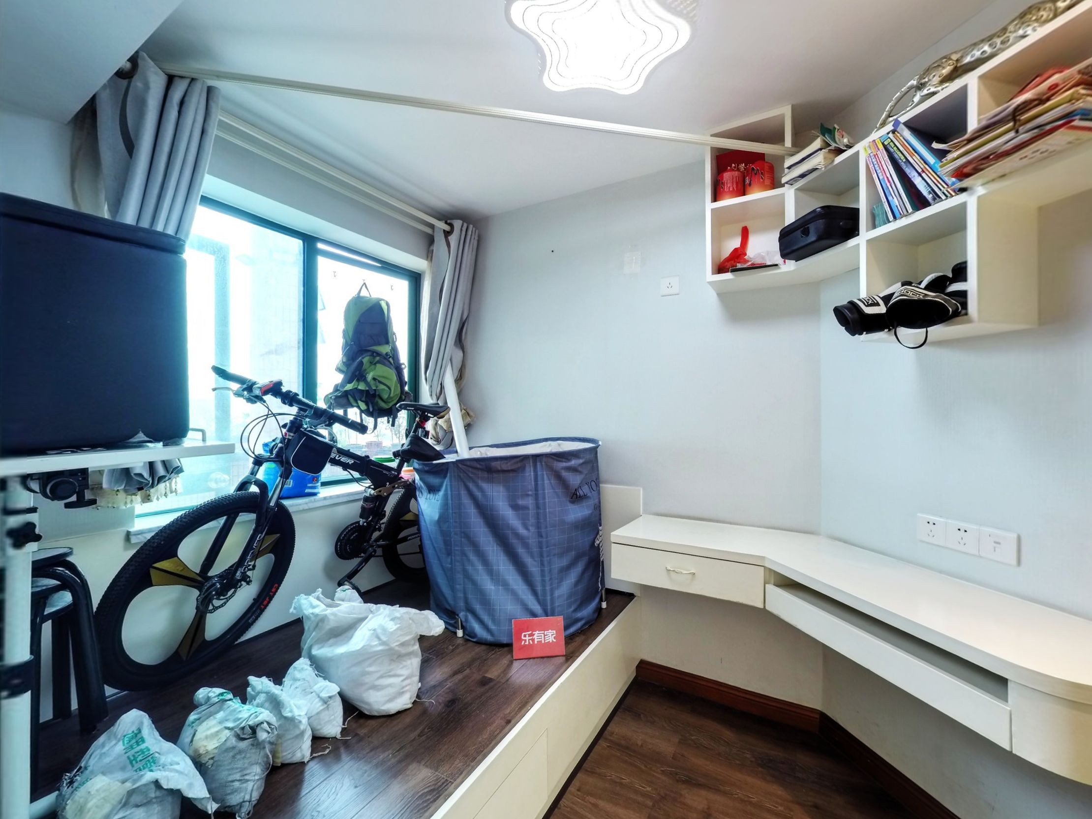 自住新装修，家电齐全有大露台