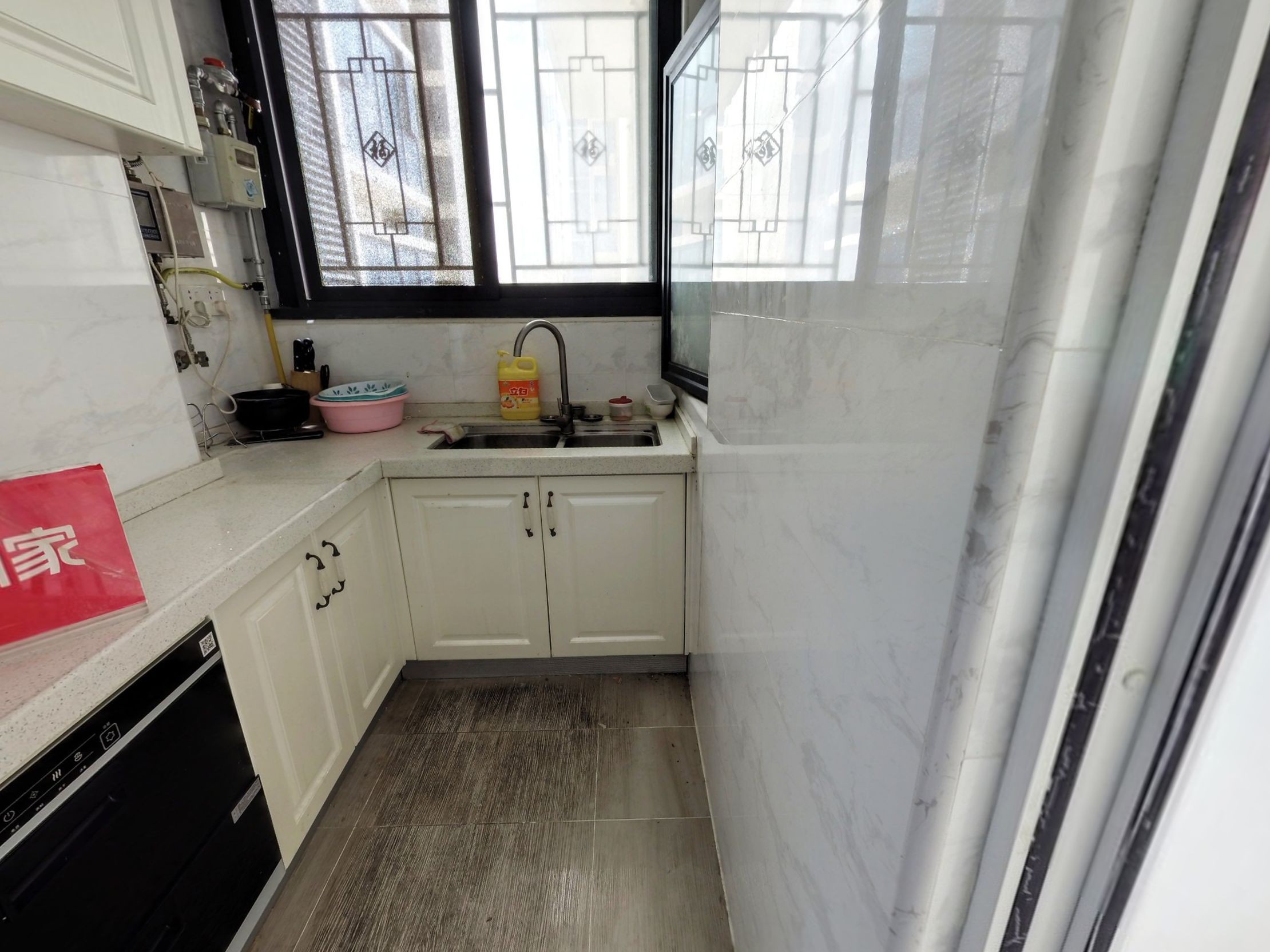 沙井地铁口物业西荟城精装三房，业主诚心出售，看房方便