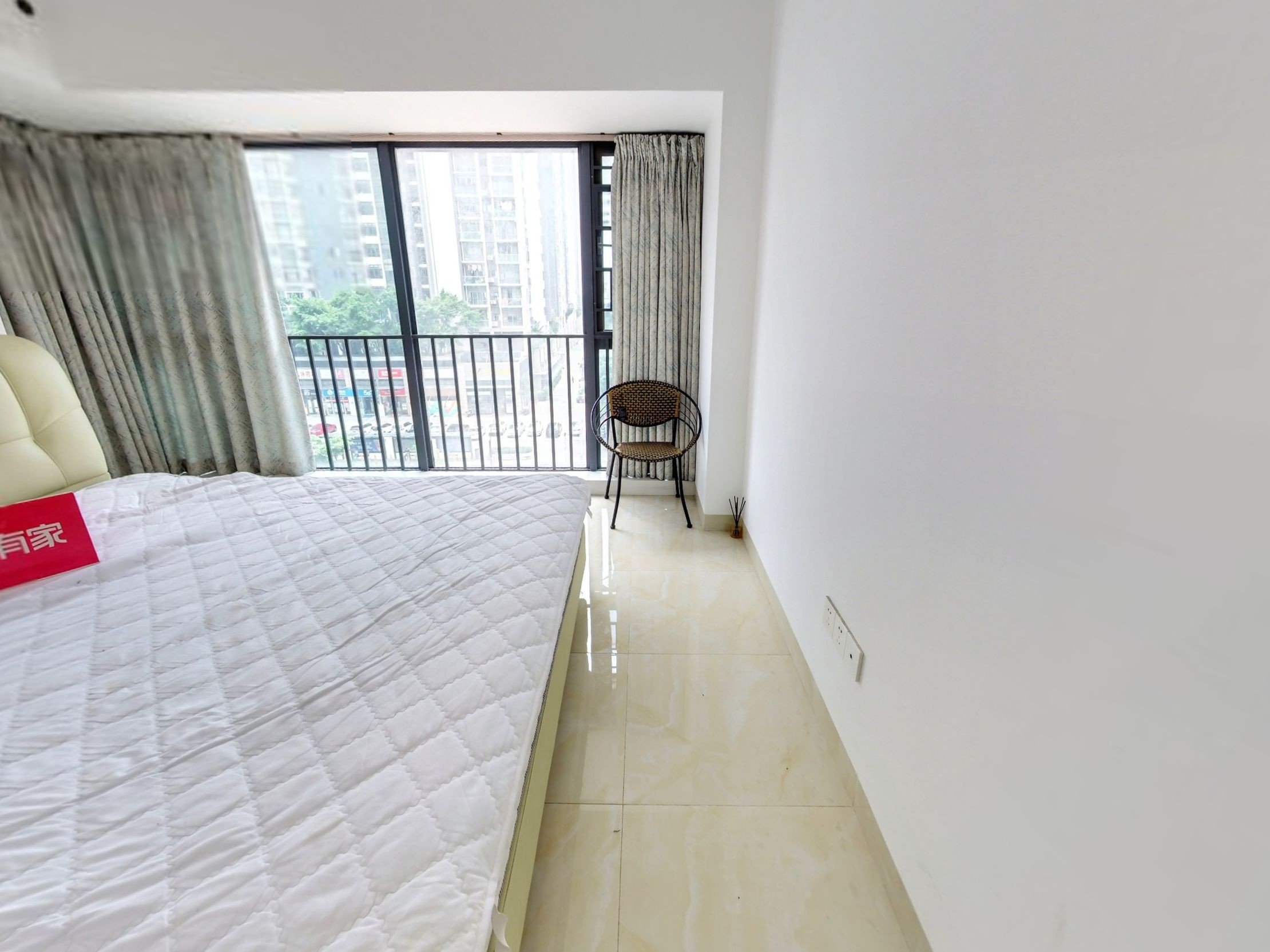 沙井地铁口物业西荟城精装三房，业主诚心出售，看房方便