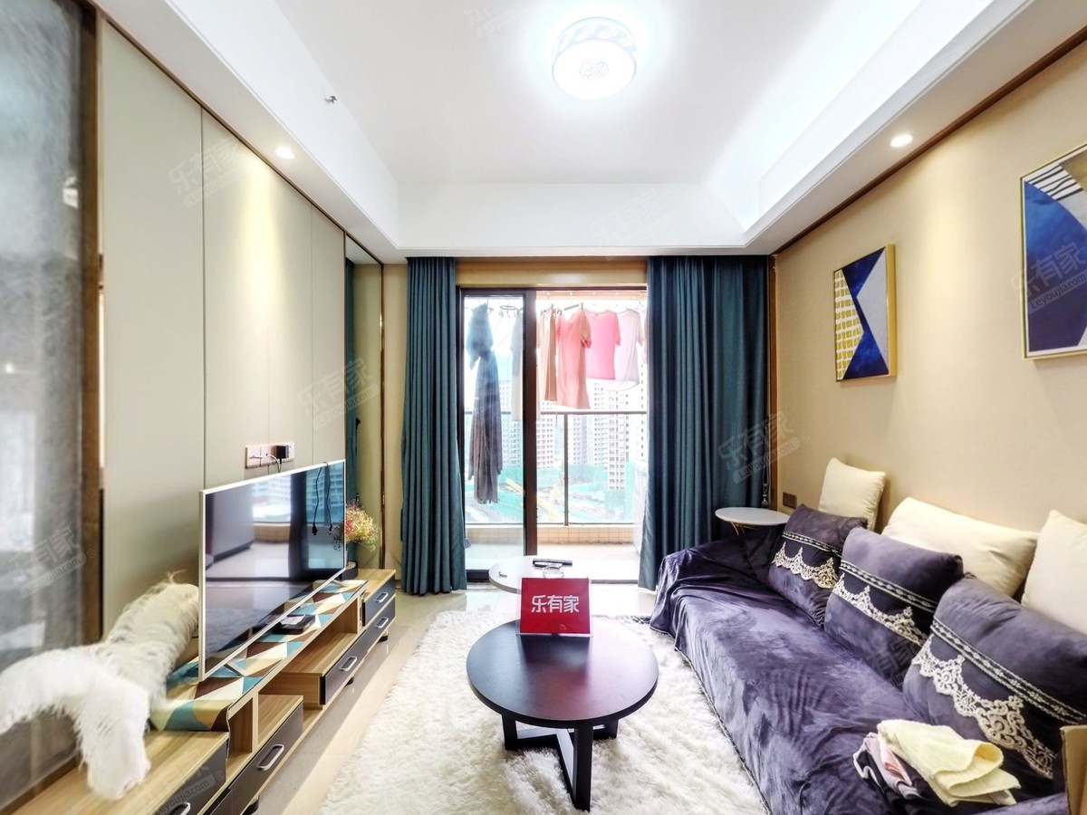 龙华清湖地铁口公寓，精装2房，户型方正，居家舒适。