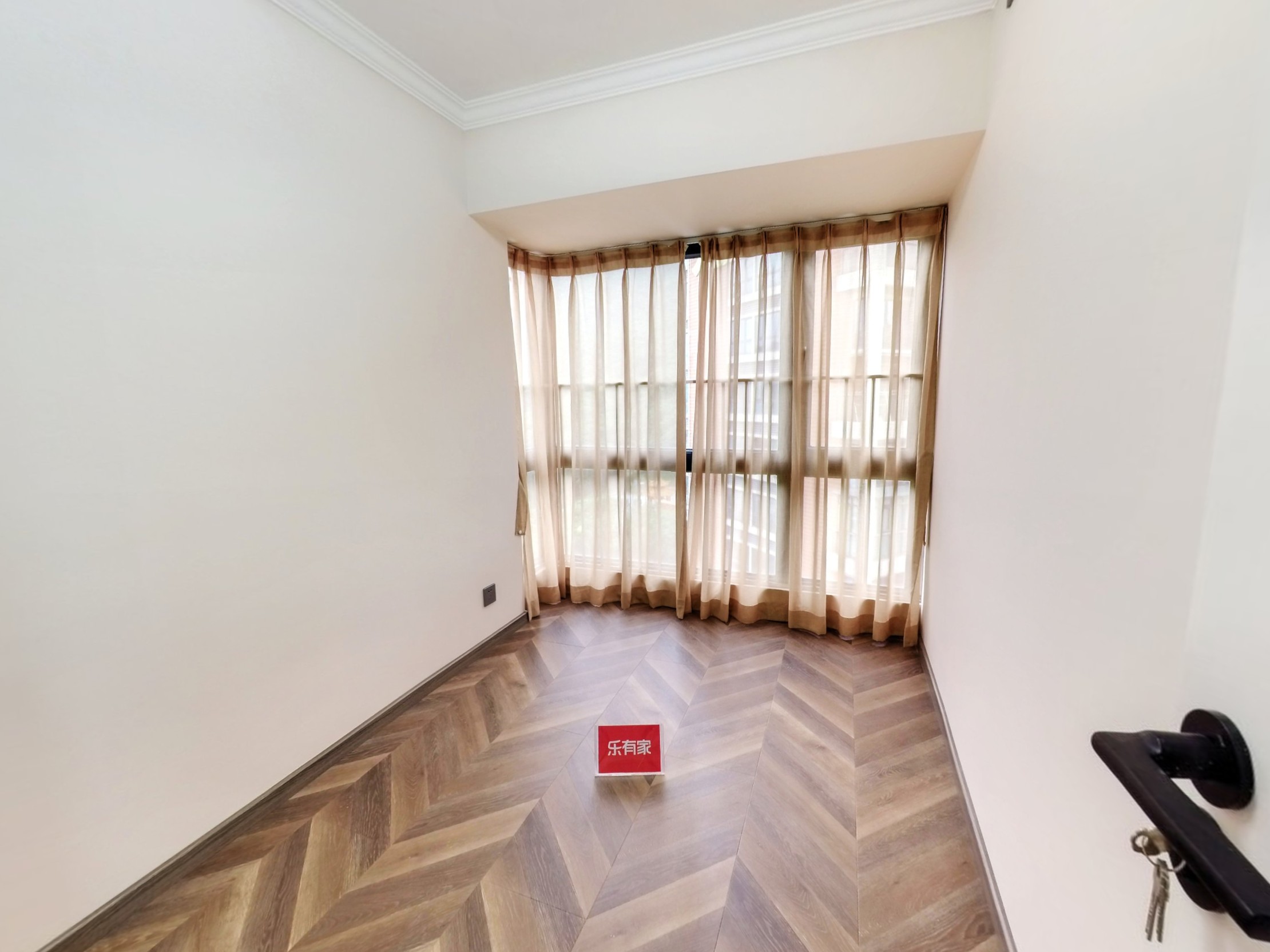 香格名苑，朝南采光佳，中楼层，重点学校，地面花园，人车分流，业主诚售，随时看房！