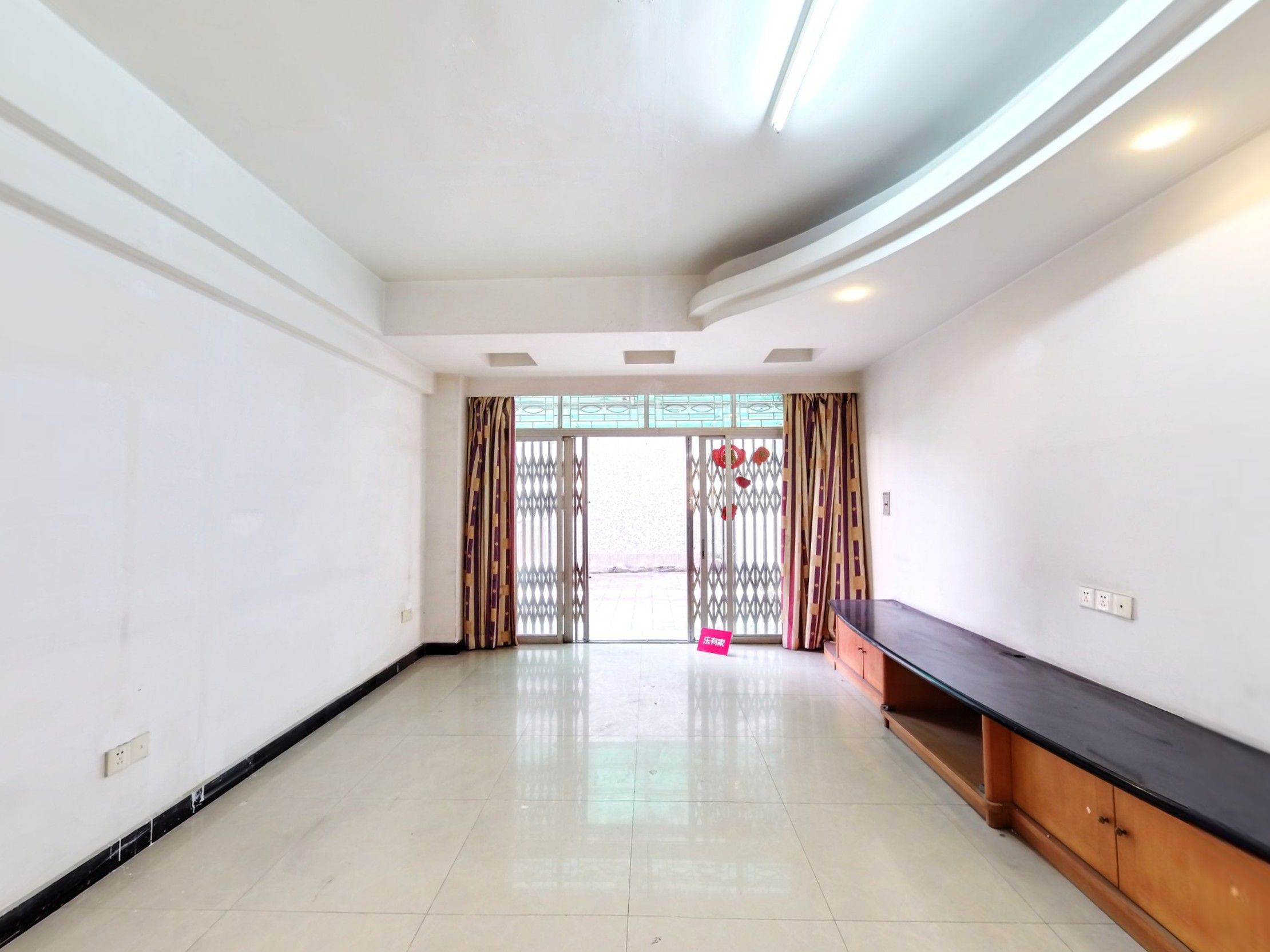 有三十方花园，中等楼层，有车房，看上可谈！-中山龙井街小区二手房