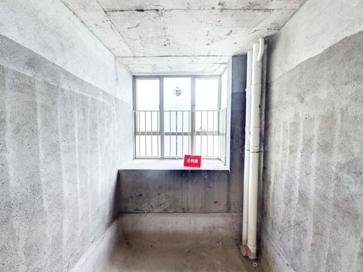 5室2厅3卫1厨2阳，空间布局合理，适合大家庭居住。