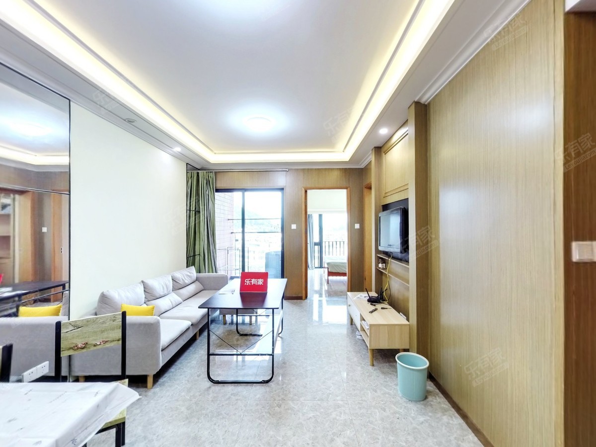 业主全新自住装修！家私齐全可以直接拎包入住！安静朝向！