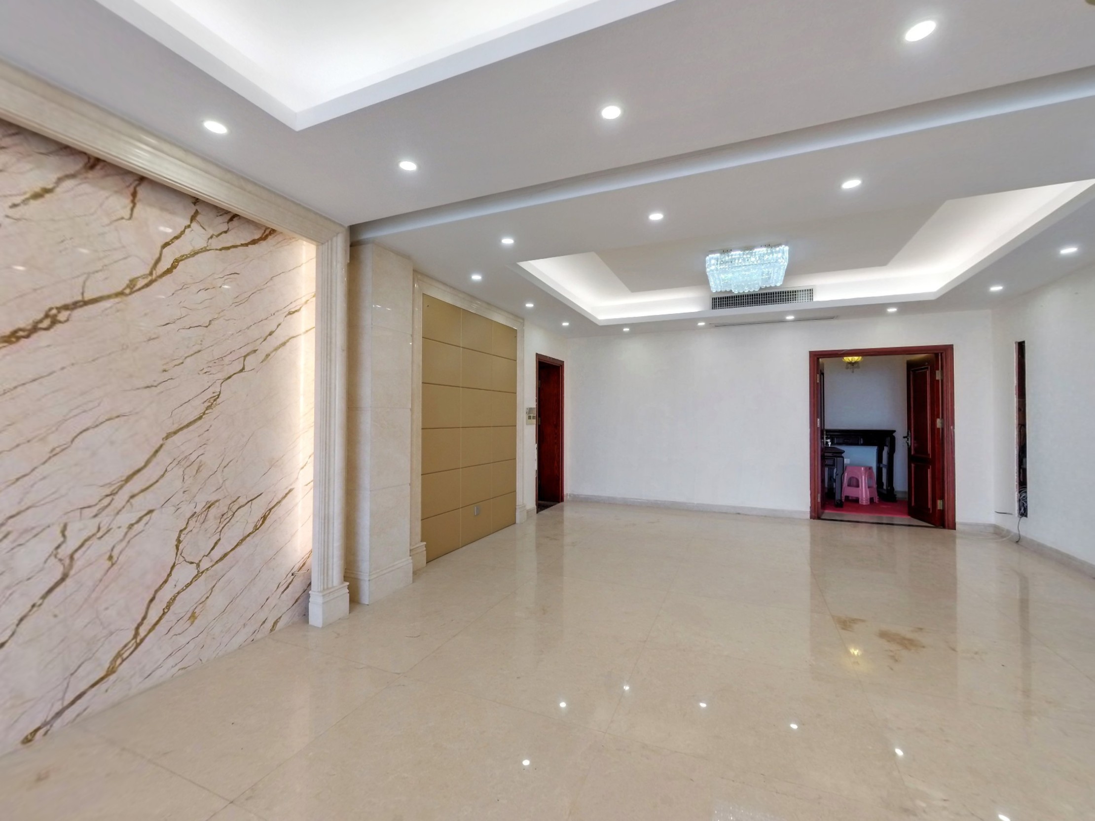 南向5室2厅3卫，宽敞舒适，近地铁与公园，出行便利，理想家庭居所。