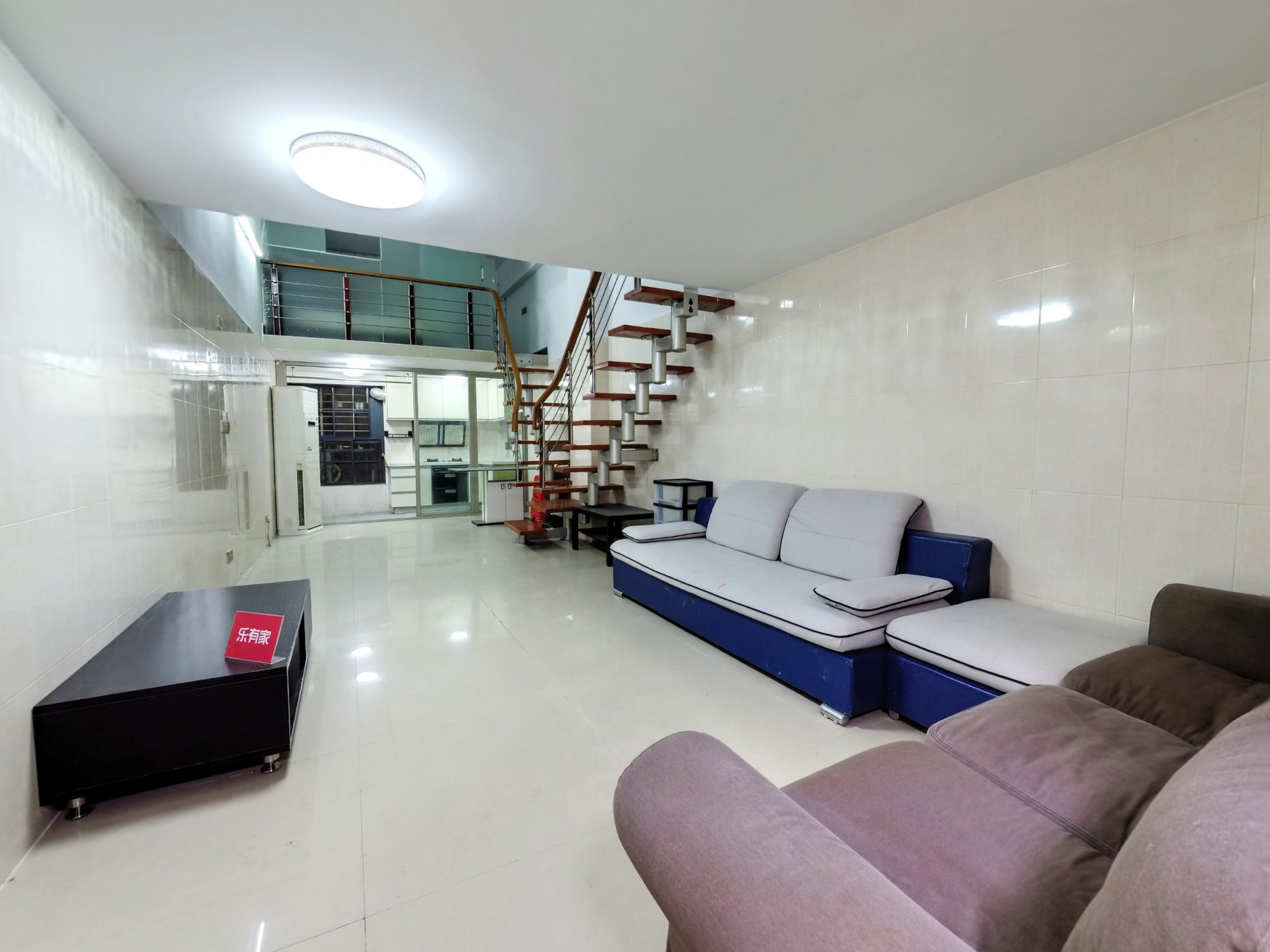 距1号地铁线坪洲站D出口几百米左右，附近公交站点多，出行方便